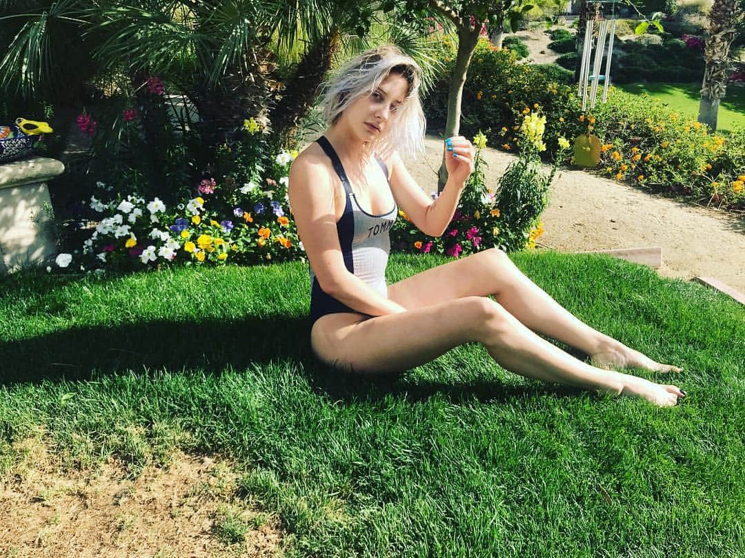 サミュエル・ラーセンのインスタグラム：「This is my girlfriend...she’s SO gorgeous and we have baby names picked out...give her some love🙏🙏🙏」