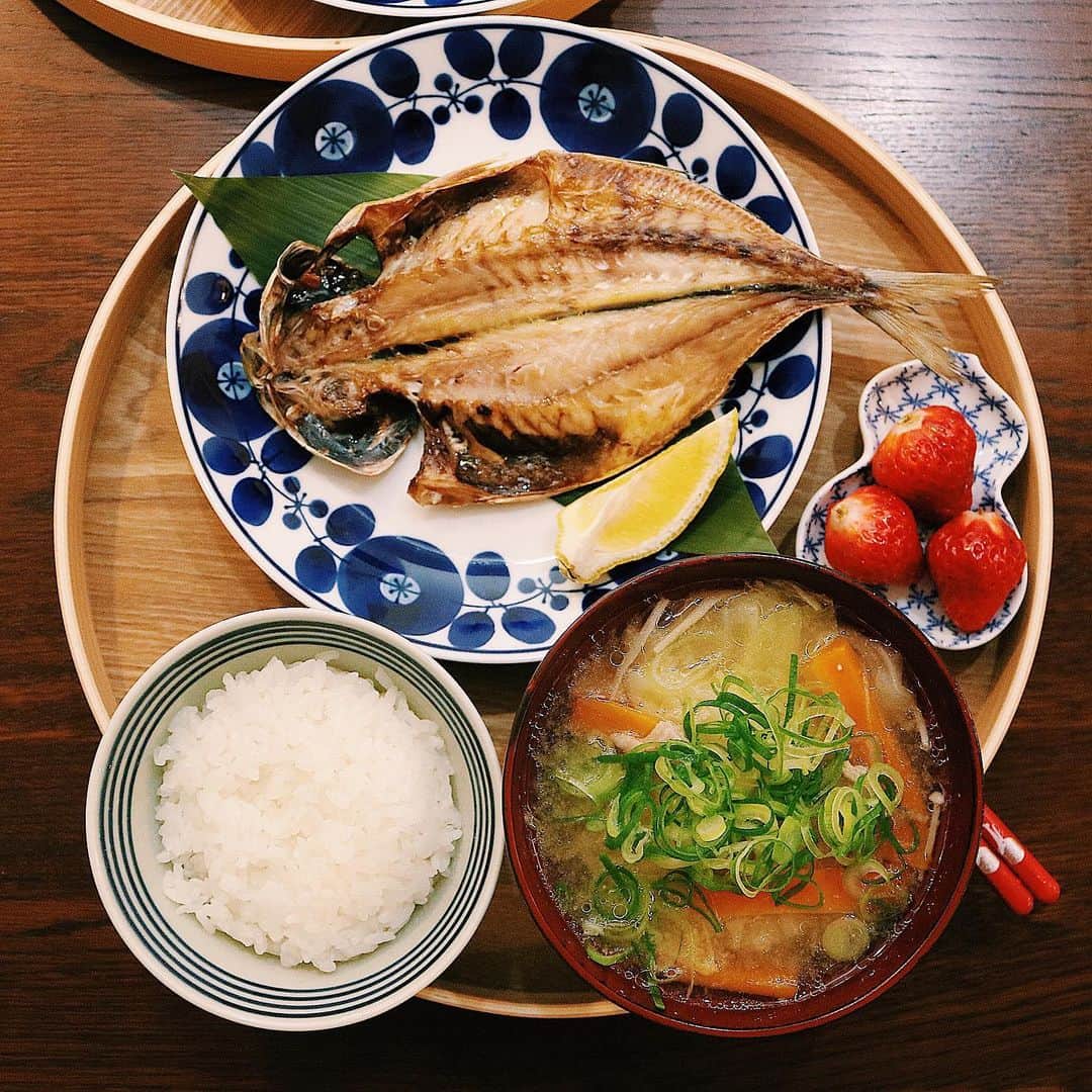 ゆかり/yukariのインスタグラム：「夜ごはん。 白米、モツ煮込み、アジの開き、いちご * スーパーで買ってきた生牛モツでモツ煮込み。美味しすぎました。幸せでしかないです。 * * * #おうちごはん #うちごはん #晩ごはん #夜ごはん #夕食 #料理 #手料理 #食卓 #自炊 #家庭料理 #料理好きな人と繋がりたい #暮らし #テーブルコーディネート #おうちごはんLover #food #japanesefood #foodpic #タベリー #和食 #一汁一菜 #今日の晩御飯 #ていねいな暮らし #手抜きごはん」