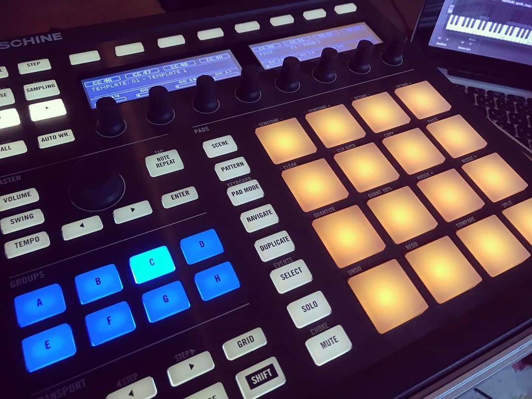 佐孝仁司のインスタグラム：「20日のライブに向けてリハー！ Maschine久々に触ったけどパッド叩くの楽しいな👇👇」
