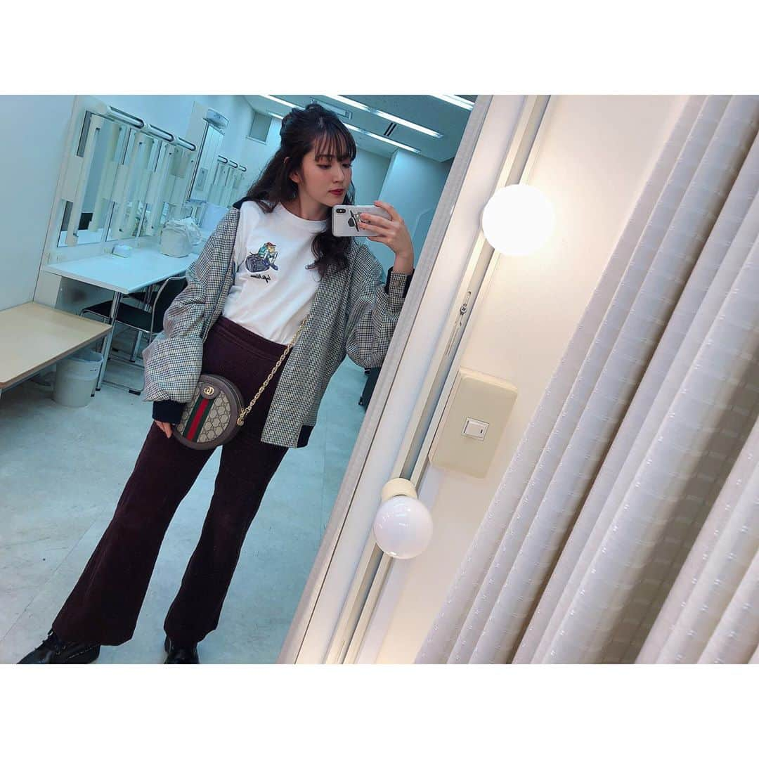 鈴木愛理さんのインスタグラム写真 - (鈴木愛理Instagram)「✴︎ 今日は一日取材DAYでした😚 可愛いお洋服着てテンション上がったので、解禁おたのしみに！ . そして外はポカポカあたたかかったので、ついに半袖をおろしちゃったー💗後ろの刺繍が可愛すぎる、、、😭 . #タグ付けしたよん #アウターは古着です #みんなはどんな1日でしたか #🤗」4月16日 19時21分 - airisuzuki_official_uf