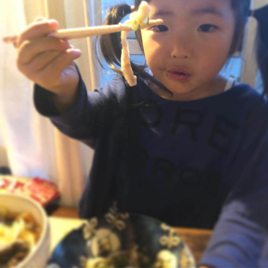 新井美穂さんのインスタグラム写真 - (新井美穂Instagram)「今夜は、カレイの#南蛮漬け と鶏皮きゅうり揉みとラーメン🍜 「うざく」大好物の娘の為に、今まで鰻使って家に常備していたけど 鶏皮でも全然いけるらしい。わーい！これからは大幅#コストダウン で鰻じゃなく鶏皮で#きゅうり揉み  保育園からの帰り道、サラリーマンらしき男性2人が大阪の話をしていたみたいで 突然「ハレちゃんも大阪行ったんだよー」と話しかける娘（笑） 身体が大きい方ではないので、見た目完全幼児に普通に話しかけられたまげる2人。失礼しました〜😅（笑）#人見知りなし #娘2歳10ヶ月#お家ご飯#夜ご飯#オリジナルレシピ#よく食べる娘#食欲旺盛」4月16日 19時23分 - arai_miho