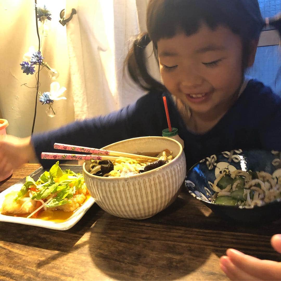 新井美穂さんのインスタグラム写真 - (新井美穂Instagram)「今夜は、カレイの#南蛮漬け と鶏皮きゅうり揉みとラーメン🍜 「うざく」大好物の娘の為に、今まで鰻使って家に常備していたけど 鶏皮でも全然いけるらしい。わーい！これからは大幅#コストダウン で鰻じゃなく鶏皮で#きゅうり揉み  保育園からの帰り道、サラリーマンらしき男性2人が大阪の話をしていたみたいで 突然「ハレちゃんも大阪行ったんだよー」と話しかける娘（笑） 身体が大きい方ではないので、見た目完全幼児に普通に話しかけられたまげる2人。失礼しました〜😅（笑）#人見知りなし #娘2歳10ヶ月#お家ご飯#夜ご飯#オリジナルレシピ#よく食べる娘#食欲旺盛」4月16日 19時23分 - arai_miho