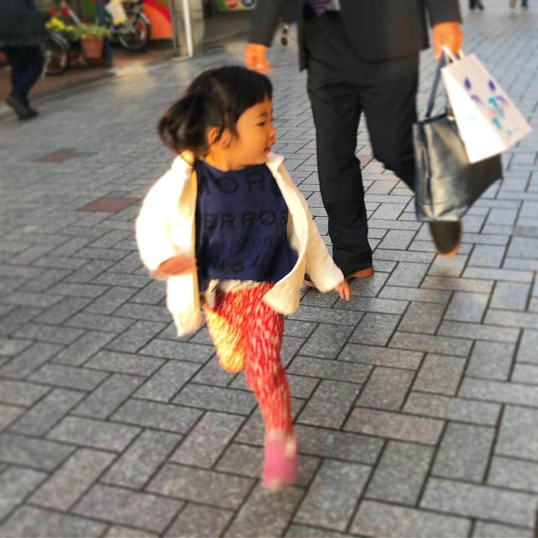 新井美穂さんのインスタグラム写真 - (新井美穂Instagram)「今夜は、カレイの#南蛮漬け と鶏皮きゅうり揉みとラーメン🍜 「うざく」大好物の娘の為に、今まで鰻使って家に常備していたけど 鶏皮でも全然いけるらしい。わーい！これからは大幅#コストダウン で鰻じゃなく鶏皮で#きゅうり揉み  保育園からの帰り道、サラリーマンらしき男性2人が大阪の話をしていたみたいで 突然「ハレちゃんも大阪行ったんだよー」と話しかける娘（笑） 身体が大きい方ではないので、見た目完全幼児に普通に話しかけられたまげる2人。失礼しました〜😅（笑）#人見知りなし #娘2歳10ヶ月#お家ご飯#夜ご飯#オリジナルレシピ#よく食べる娘#食欲旺盛」4月16日 19時23分 - arai_miho