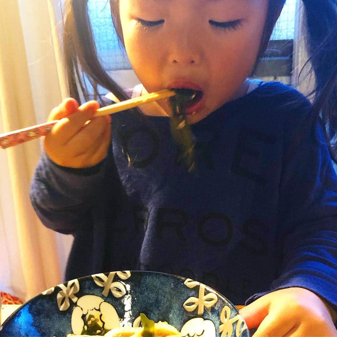 新井美穂さんのインスタグラム写真 - (新井美穂Instagram)「今夜は、カレイの#南蛮漬け と鶏皮きゅうり揉みとラーメン🍜 「うざく」大好物の娘の為に、今まで鰻使って家に常備していたけど 鶏皮でも全然いけるらしい。わーい！これからは大幅#コストダウン で鰻じゃなく鶏皮で#きゅうり揉み  保育園からの帰り道、サラリーマンらしき男性2人が大阪の話をしていたみたいで 突然「ハレちゃんも大阪行ったんだよー」と話しかける娘（笑） 身体が大きい方ではないので、見た目完全幼児に普通に話しかけられたまげる2人。失礼しました〜😅（笑）#人見知りなし #娘2歳10ヶ月#お家ご飯#夜ご飯#オリジナルレシピ#よく食べる娘#食欲旺盛」4月16日 19時23分 - arai_miho