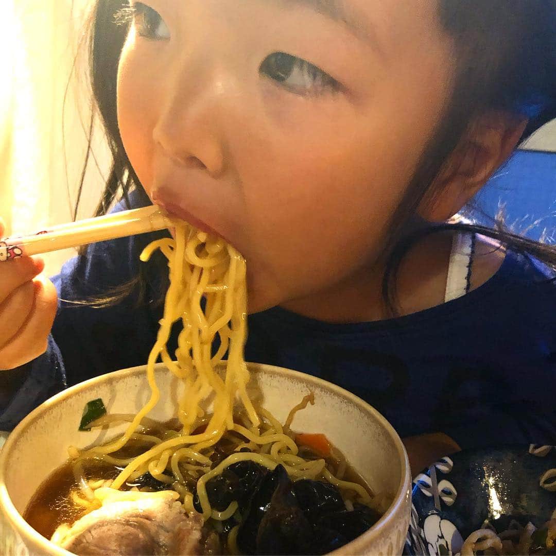 新井美穂さんのインスタグラム写真 - (新井美穂Instagram)「今夜は、カレイの#南蛮漬け と鶏皮きゅうり揉みとラーメン🍜 「うざく」大好物の娘の為に、今まで鰻使って家に常備していたけど 鶏皮でも全然いけるらしい。わーい！これからは大幅#コストダウン で鰻じゃなく鶏皮で#きゅうり揉み  保育園からの帰り道、サラリーマンらしき男性2人が大阪の話をしていたみたいで 突然「ハレちゃんも大阪行ったんだよー」と話しかける娘（笑） 身体が大きい方ではないので、見た目完全幼児に普通に話しかけられたまげる2人。失礼しました〜😅（笑）#人見知りなし #娘2歳10ヶ月#お家ご飯#夜ご飯#オリジナルレシピ#よく食べる娘#食欲旺盛」4月16日 19時23分 - arai_miho