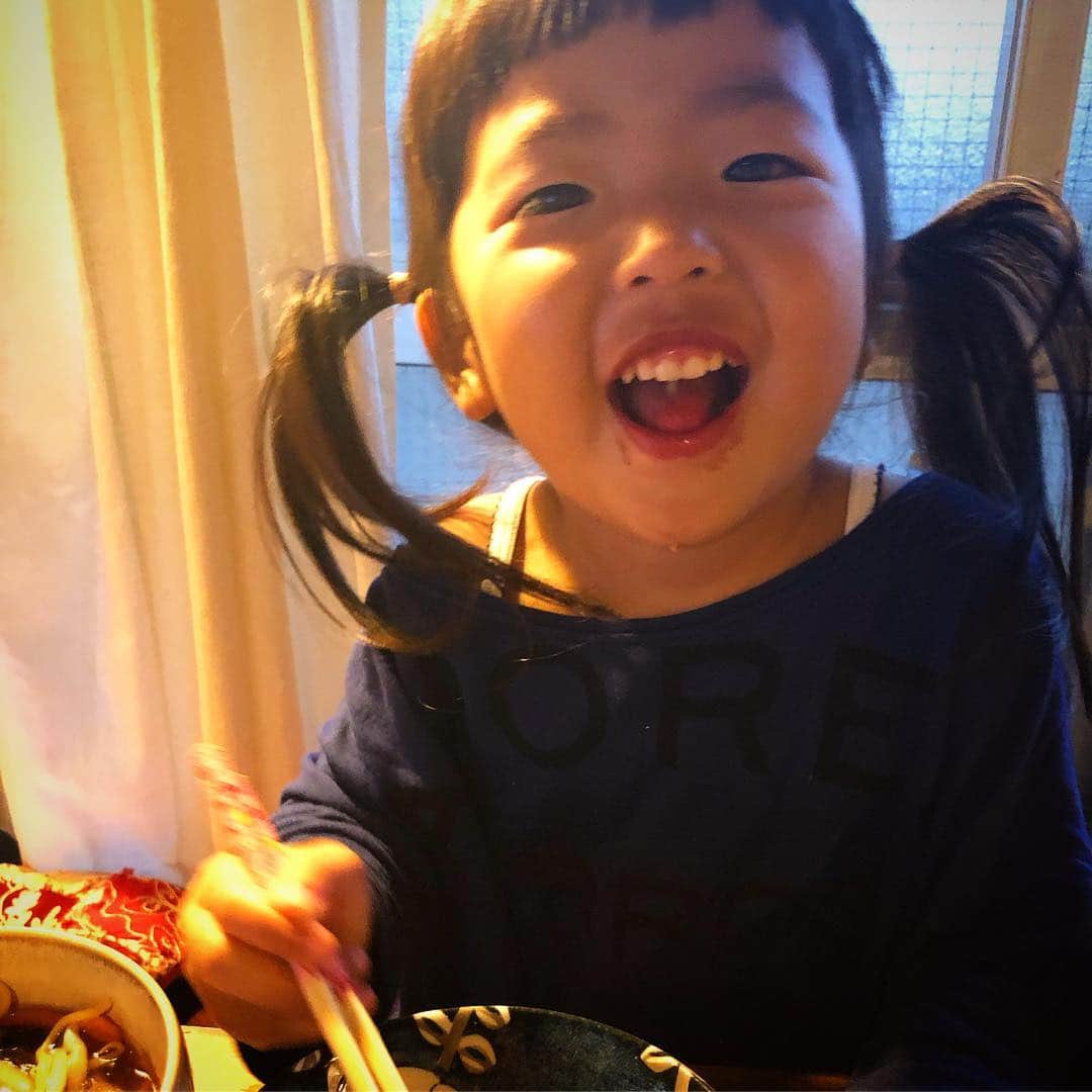 新井美穂さんのインスタグラム写真 - (新井美穂Instagram)「今夜は、カレイの#南蛮漬け と鶏皮きゅうり揉みとラーメン🍜 「うざく」大好物の娘の為に、今まで鰻使って家に常備していたけど 鶏皮でも全然いけるらしい。わーい！これからは大幅#コストダウン で鰻じゃなく鶏皮で#きゅうり揉み  保育園からの帰り道、サラリーマンらしき男性2人が大阪の話をしていたみたいで 突然「ハレちゃんも大阪行ったんだよー」と話しかける娘（笑） 身体が大きい方ではないので、見た目完全幼児に普通に話しかけられたまげる2人。失礼しました〜😅（笑）#人見知りなし #娘2歳10ヶ月#お家ご飯#夜ご飯#オリジナルレシピ#よく食べる娘#食欲旺盛」4月16日 19時23分 - arai_miho