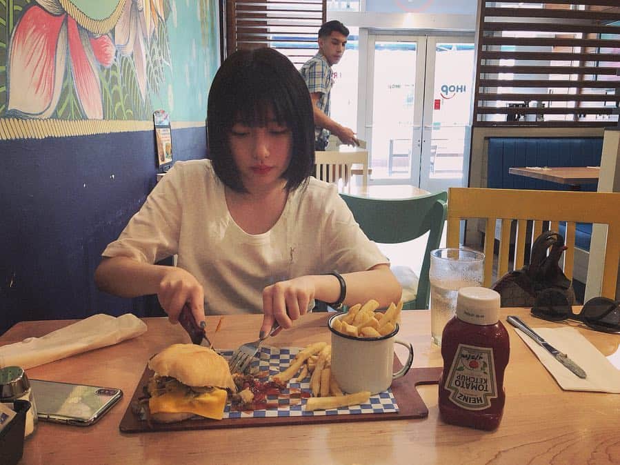 吉田凜音さんのインスタグラム写真 - (吉田凜音Instagram)「おいじいいいって、顔」4月16日 19時32分 - rinne1211