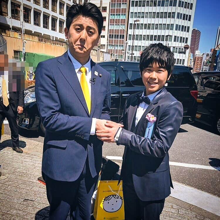 佐竹正史さんのインスタグラム写真 - (佐竹正史Instagram)「今年も桜を見る会に呼ばれる事はなかったのですが、桜を見る会に参加された方へのインタビューで鈴木福くんと握手させて頂きました。 もう鈴木福くんではなく鈴木福さんですね。インタビューもありがとうございました🎤✨ . . . #本日の首相と握手 #鈴木福 くん #人気 #もう大人 #マルマルモリモリ #思い出せない #成長 #素晴らしい #握手 #安倍晋三 #安倍総理 #ビスケッティ佐竹 #よしもと #吉本 #japan #japanese #japaneseculture #japanesecomedian #primeminister #shinzoabe #impersonator #follow #followme #フォローしてね #佐竹オススメンバー #お笑い好きな人と繋がりたい」4月16日 19時33分 - sataketty