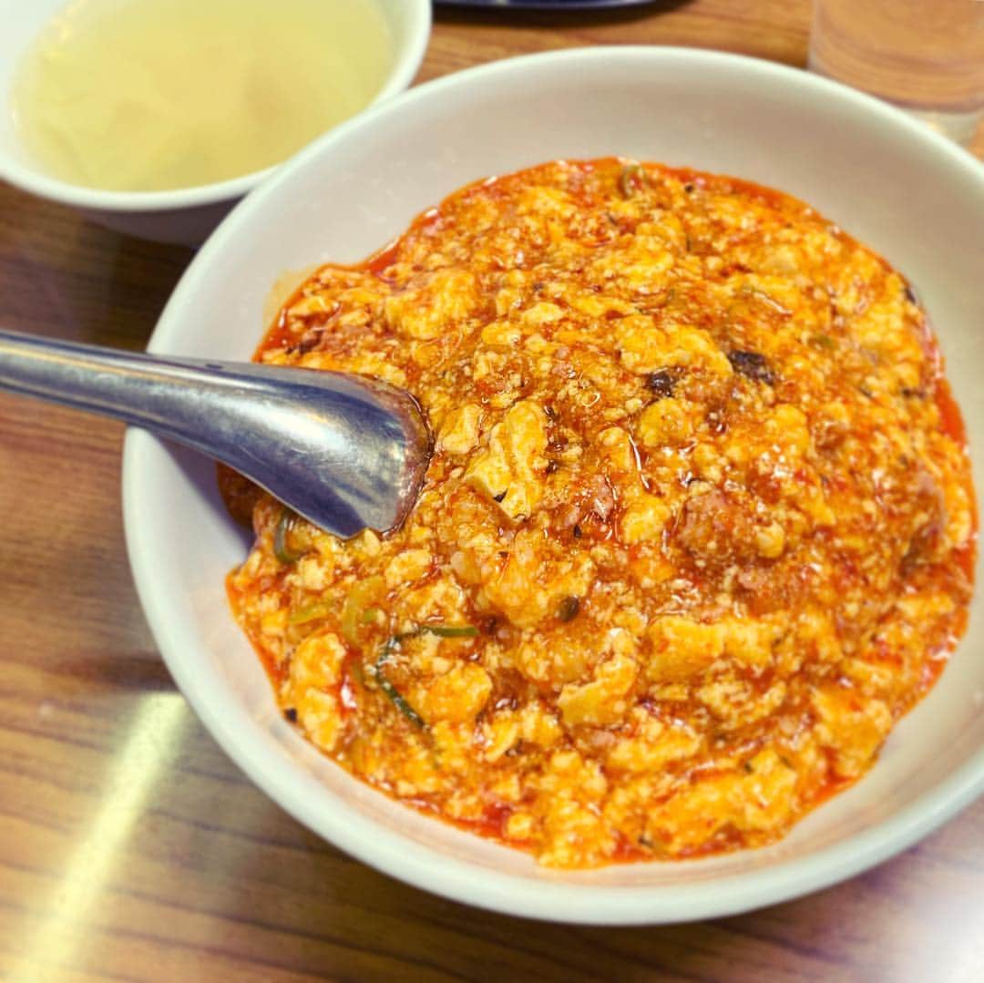 渡辺祐さんのインスタグラム写真 - (渡辺祐Instagram)「大門・浜松町「味芳斎 本店」 #麻婆丼 豆腐は跡形もなし（笑）。これは「飲み物」だなー。辛いうまいお腹いっぱい。ちなみにお店はワタシより一歳年上でした。」4月16日 19時27分 - task_watanabe