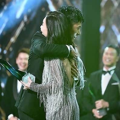 デスモンド・タンのインスタグラム：「This very moment. My life is complete.  @cecilia_pakchi_cheung was absolutely stunning and gorgeous.  一直都很喜欢张柏芝的我，能从她手中接过"10大"，感觉好梦幻! 女神拥抱我的这一刻，一切都值啦! 哇，我也太幸福啦! 希望有一天能和女神合作!  P.S. 就让我当一天的陶醉小粉丝吧! 😜  #StarAwards2019 #红星大奖2019 📷: @toggle_sg @destanationfc」