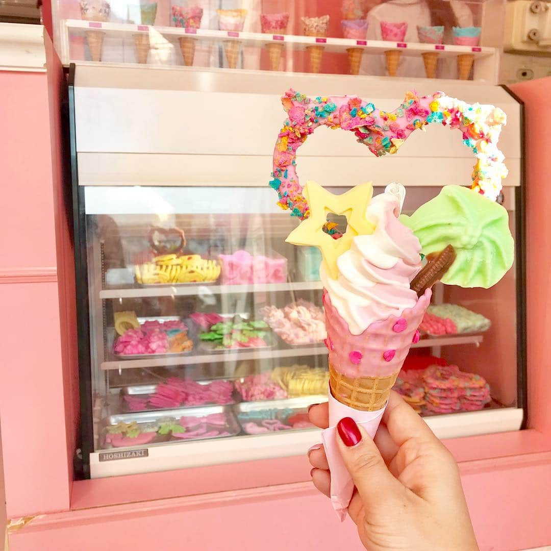 中道あすかさんのインスタグラム写真 - (中道あすかInstagram)「ほぺたろうと、 表参道 の#eddysicecream (@eddys_ice_cream_ )で、 デート🥰❤️ . .  可愛すぎる#ソフトクリーム で 食べるのもったいなー🙄🤣 . . .  どんなデコにしようか、 選ぶのも楽しかったーっ🥰 . . .  持って食べてるだけで、 歩いてる人から、 めっちゃ「あのソフト可愛い〜 😍💓」って めっちゃ言われた😂💓 . . . #表参道 か#原宿 行ったら、 また行ってみて〜😘🌸 @charmy.hawaii  @eddys_ice_cream_ . . . .  #PR #charmyhawaii #hub_charmy #ハワイ#原宿スイーツ#スイーツ#sweets#可愛い#kawaii#japan#hawaii#フォトジェニック#インスタ映え#親子#ママ#親バカ部#親バカ#キッズコーデ#instagood」4月16日 19時28分 - asuroom