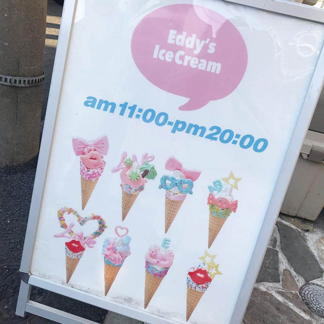 中道あすかさんのインスタグラム写真 - (中道あすかInstagram)「ほぺたろうと、 表参道 の#eddysicecream (@eddys_ice_cream_ )で、 デート🥰❤️ . .  可愛すぎる#ソフトクリーム で 食べるのもったいなー🙄🤣 . . .  どんなデコにしようか、 選ぶのも楽しかったーっ🥰 . . .  持って食べてるだけで、 歩いてる人から、 めっちゃ「あのソフト可愛い〜 😍💓」って めっちゃ言われた😂💓 . . . #表参道 か#原宿 行ったら、 また行ってみて〜😘🌸 @charmy.hawaii  @eddys_ice_cream_ . . . .  #PR #charmyhawaii #hub_charmy #ハワイ#原宿スイーツ#スイーツ#sweets#可愛い#kawaii#japan#hawaii#フォトジェニック#インスタ映え#親子#ママ#親バカ部#親バカ#キッズコーデ#instagood」4月16日 19時28分 - asuroom