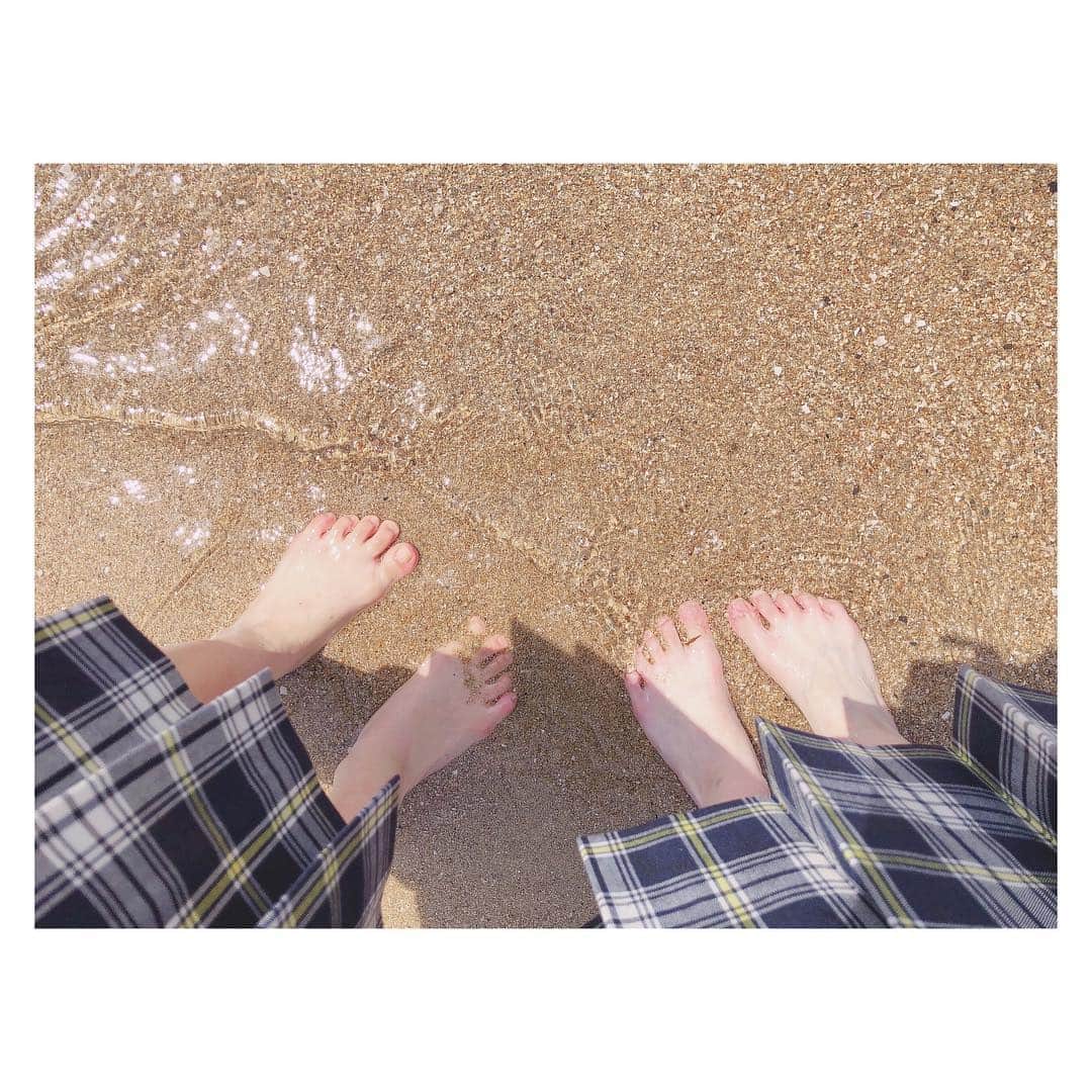 岩田陽菜さんのインスタグラム写真 - (岩田陽菜Instagram)「コメント返しするよ〜〜☺️💓﻿ ﻿ ﻿ ﻿ #海 #sea #blue #青 #裸足 #たまぴよ #青春﻿」4月16日 19時34分 - hina_naso_stu48