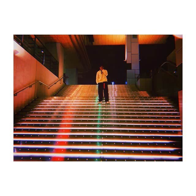 山本涼介さんのインスタグラム写真 - (山本涼介Instagram)「中学時代、雨の日は階段ダッシュという練習メニューがありました⚽️ 最近よく思い出します… #地獄 #1階から4階まで #とにかくダッシュ #もちろん1段も飛ばしちゃダメ」4月16日 19時30分 - ryosuke_y_515