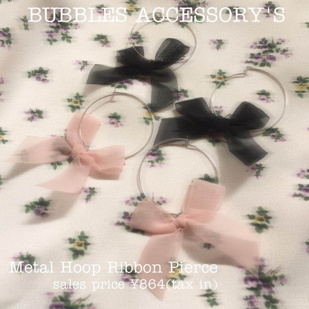 BUBBLESさんのインスタグラム写真 - (BUBBLESInstagram)「ㅤㅤㅤㅤㅤㅤㅤㅤㅤㅤㅤㅤㅤ 🎀BUBBLES ACCESSORY🎀 ㅤㅤㅤㅤㅤㅤㅤㅤㅤㅤㅤㅤㅤ メタルフープに柔らかい透け素材の リボンがかわいいピアス🎀💭 スタイリングのワンポイントアクセントに👏🏻♥︎︎ 価格もリーズナブルなのが嬉しいポイント✨ blackとpinkの2色展開でご用意しております😘💕 ㅤㅤㅤㅤㅤㅤㅤㅤㅤㅤㅤㅤㅤ 【メタルフープリボンピアス】 ￥864 color : black/pink http://www.sparklingmall.jp/fs/sparklingmall/K170491  ______________________________________________ #bubblestokyo #bubbles_shibuya #bubbles_osaka #bubblessawthecity #bubbles  #fashion #style #bubbles_K170491」4月16日 19時36分 - bubblestokyo