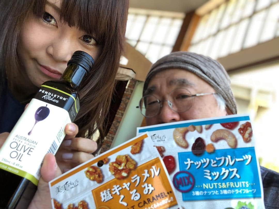 小野さゆりさんのインスタグラム写真 - (小野さゆりInstagram)「きょは、佐藤元先生に横断幕タオル行脚✨ 猫のペンケース可愛すぎて撮りまくったわ 笑笑  タオル行脚は作家さんの都合のいい場所を聞いて、 その近くで私が行きたい店に行くというろくでもないスタンスです 笑  今回私がチョイスしたお店が偶然佐藤さんの娘さんの成人のお祝いに使用されたお店と聞いてシンパシー✨  今まで昼間にもかかわらず 独房や座敷牢みたいな暗がりのお店だったから、 やたら明るい優しい光が差し込むいい写真が撮れました 笑  ドリフト漫画の第一人者バリバリ伝説や、イニシャルDのしげの秀一先生と、江古田の喫茶店で漫画家を目指す3人であつまっていたお宝話や、 とにかくアニメーターとしては女の子が描きたくてしょうがないのに、 宇宙戦艦ヤマトや銀河鉄道999や、ガンダムではメカばかりかかされていた話や、  おジャ魔女どれみを描いたら腫瘍が消えた話など面白すぎた (≧∀≦)笑笑  奇跡的な繋がりでお仕事や人に巡り合ったお話を聞いて、 本当に人生はなにが起こるかわからない、 不思議でたのしいなーとおもいました✨  ご協力ありがとうございました✨  おみやは、  vertexスポンサーさん 福楽得さんから、塩キャラメルくるみ、ナッツとフルーツミックス mocha（フライヤユディ）さんから、ペンドルトンオリーブオイル❤️ 最近まさにおやつはナッツ系に切り替えてるらしく、いいタイミングで渡せてよかったー✨  やはり皆様栄養とかきにしてるのですね✨(≧∀≦) #レースクイーン横断幕 #福楽得 #ウィルコム #レースクイーン #WILLCOM #mocha  #週刊少年オノチャンピオン #小野さゆり #横断幕 #佐藤元 #SDガンダム #銀河鉄道999 #アニメーター #漫画家  #manga #日本 #おジャ魔女どれみ #しげの秀一 #機動戦士ガンダム #宇宙戦艦ヤマト #vertex #D1GP #ドリフト  ウィルコム  http://www.willcom-co.com/index.html 福楽得 https://frt-el.jp フライヤユディ （高級オリーブオイルペンドルトンや高級枕の輸入会社） mocha https://www.mocha.jp  D1GP参戦 vertex http://www.t-and-e.co.jp/index.shtml D1GP http://www.d1gp.co.jp」4月16日 19時38分 - sayuriono0301