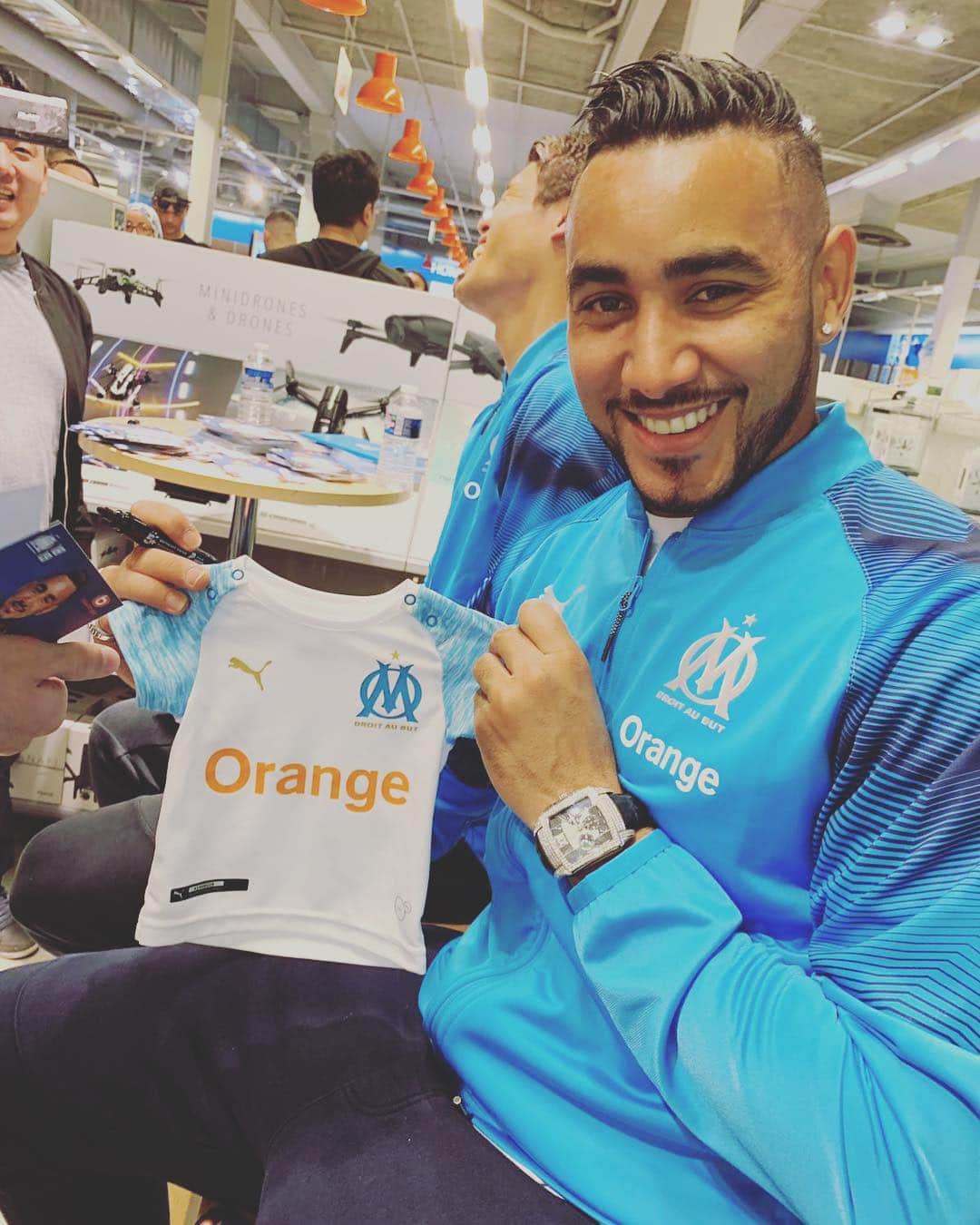 のインスタグラム：「Bonjour à tous , Cette semaine je vous fais gagner le maillot officiel de @maxlop10 porté et dédicacé un grand tirage au sort sera effectué samedi soir à fort boyard 🤣 @olympiquedemarseille @lucasocampos11 @equipedefrance @famillespoir #10 #⚪️Ⓜ️ #LMV #NMP-10 #TeamBoumBam」