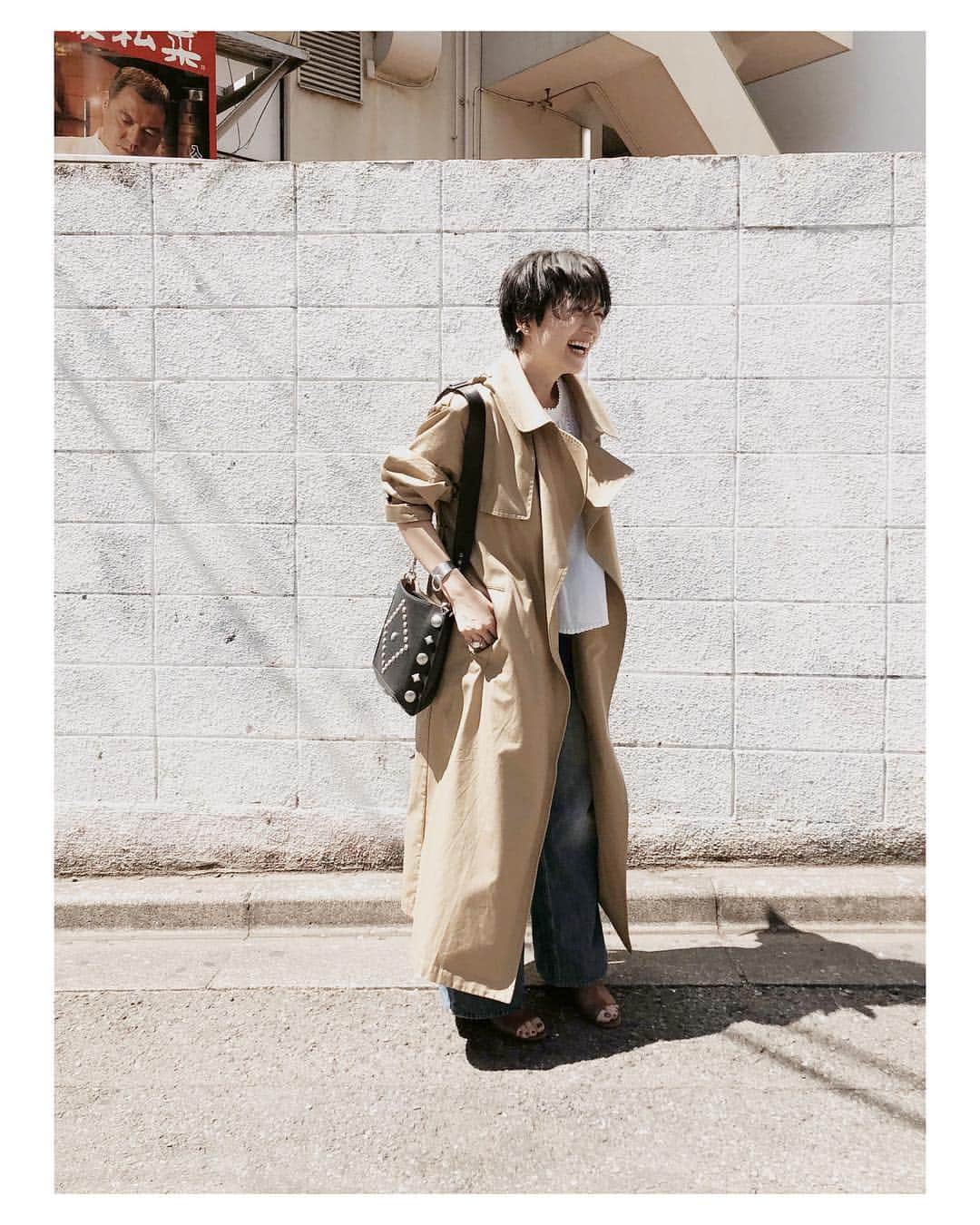 高山都さんのインスタグラム写真 - (高山都Instagram)「今日のポカポカ春の陽気はこんな装い気分を呼んだ。トレンチコートの王道あわせ。 コットンの白いブラウスにワイドデニム。 袖はベルトをキュッと締めてクシュっとたくし上げるのが、158cmのワタシでもロングコートをバランスよく着るコツ。 #都ふく coat @noisemaker_jpn  blouse & bag @isabelmarant  denim & sandal @maisonmargiela  朝から撮影して、次のコラボの打ち合わせして…最近目まぐるしい日々がありがたい。 けど、走れてない、自分のためのごはん作れてない…と少しやりたいことも溜まってきてる。 明日は早く起きて、走って朝ごはん…作れるか…🍳 どーでもいい話だけど、1日10cmヒールのサンダル履いたら、見事に靴擦れ。春夏素足問題あるある。」4月16日 19時50分 - miyare38