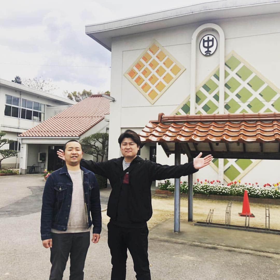 潮圭太のインスタグラム：「地元にて仕事。 #島根県 #益田市 #中学校無事でした #保育園無事でした #高校跡形もありませんでした」