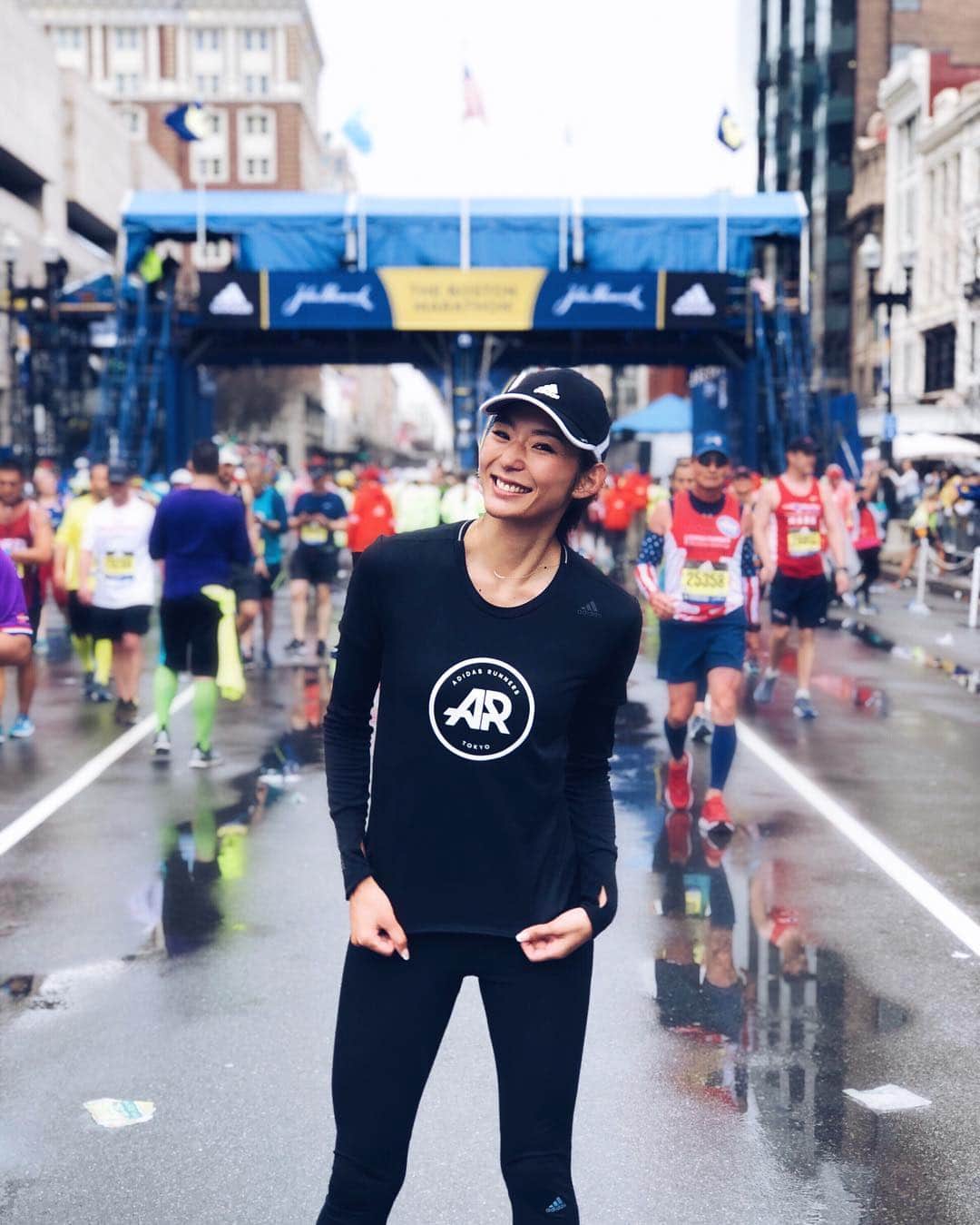 福田萌子さんのインスタグラム写真 - (福田萌子Instagram)「Running around the 8 cities of Massachusetts!! The Boston Marathon leads directly through eight cities and towns in Massachusetts🏃‍♀️🇺🇸 The red brick buildings in Boston offer an European feeling and relate back to its history as a British colony. Earlier known as an industrial hub for economic development, Massachusetts is now a hub for education and high-tech industries. There are advanced universities such as the Massachusetts Institute of Technology as well as the world famous and oldest US University, Harvard, which among others you can eye witness along the Boston Marathon course‼️ Boston Marathon is the best way to explore the city and a wonderful 42km long learning journey😉👩‍🎓🌏And above all, thank you very much for the continuous roadside cheering as well as all the hardworking volunteers🙏✨❣️ ・ ボストンマラソンはマサチューセッツ州の８つの市と街を一直線に走り抜けるコースです。 イギリスの植民地としての歴史を持つボストンはヨーロッパの雰囲気を残す赤煉瓦の建物の景色が広がります。 産業の中心として経済発展を遂げたマサチューセッツ州は今では教育とハイテク産業の中心地になっています。皆さんもご存知のアメリカ最古のハーバード大学をはじめ、マサチューセッツ工科大学などの上級大学がありボストンマラソンのコースでも沢山の大学を沿道に見ることが出来ました。 42kmの旅で素晴らしい学びをくれるボストンマラソンに感謝。そして何より絶え間ない沿道の声援と多くのボランティアの方々に心から有難うございます🙏❤️✨ ・ #sportstraveler #スポーツトラベラー #bostonmarathon #bostonmarathon2019 #adidasrunners #adidaswomen #adidastokyo」4月16日 19時45分 - moekofukuda