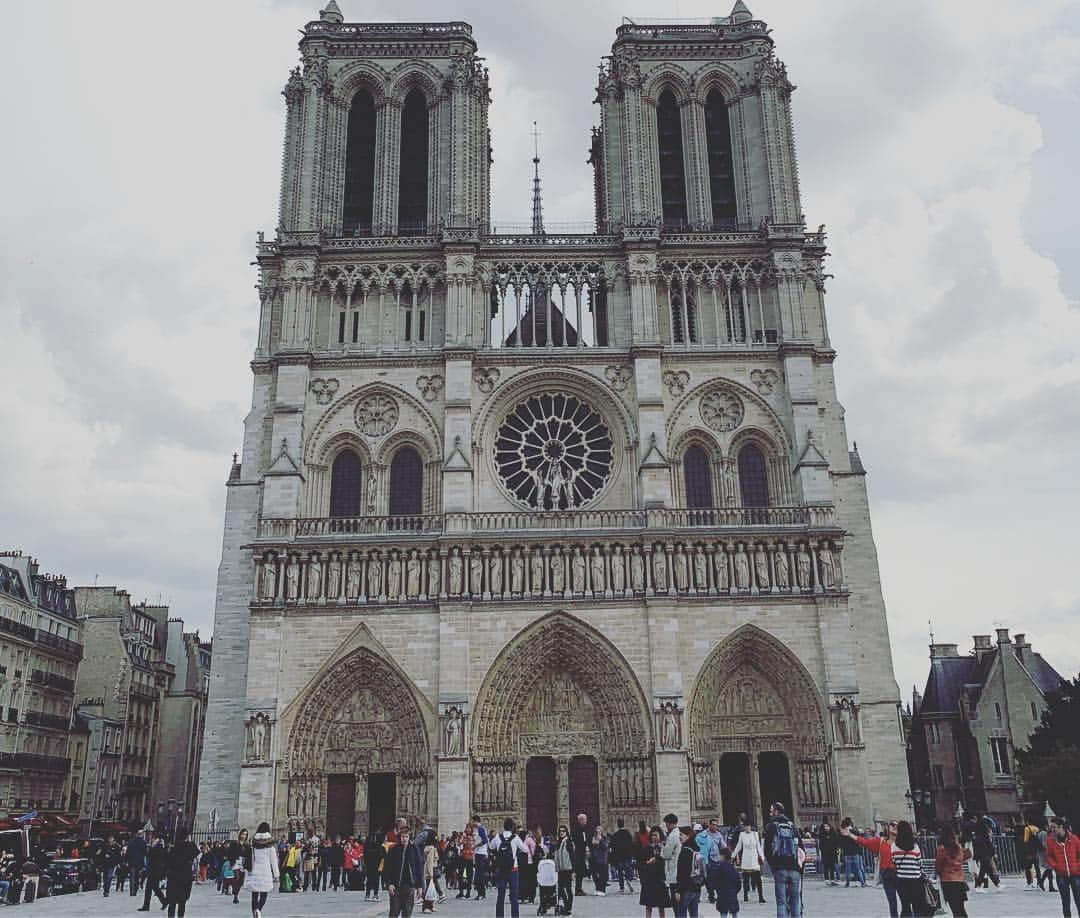 PINKYさんのインスタグラム写真 - (PINKYInstagram)「Cathédrale Notre-Dame de Paris⛪️🔔 . 数日前に行ったノートルダム寺院で火災があるなんて… . 形があるものはいつか無くなってしまうかもしれない。 . 今の一瞬一瞬を大切に生きよう🙏 ・・・ ・・・ ・・・ #love #family #parentslife #paris #cathedralnotredame #ノートルダム寺院」4月16日 19時47分 - shanti_pinky_shanti