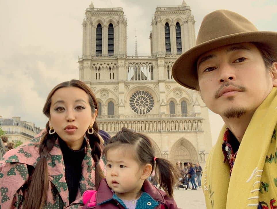 PINKYさんのインスタグラム写真 - (PINKYInstagram)「Cathédrale Notre-Dame de Paris⛪️🔔 . 数日前に行ったノートルダム寺院で火災があるなんて… . 形があるものはいつか無くなってしまうかもしれない。 . 今の一瞬一瞬を大切に生きよう🙏 ・・・ ・・・ ・・・ #love #family #parentslife #paris #cathedralnotredame #ノートルダム寺院」4月16日 19時47分 - shanti_pinky_shanti