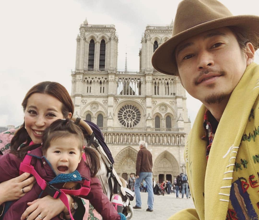 PINKYのインスタグラム：「Cathédrale Notre-Dame de Paris⛪️🔔 . 数日前に行ったノートルダム寺院で火災があるなんて… . 形があるものはいつか無くなってしまうかもしれない。 . 今の一瞬一瞬を大切に生きよう🙏 ・・・ ・・・ ・・・ #love #family #parentslife #paris #cathedralnotredame #ノートルダム寺院」