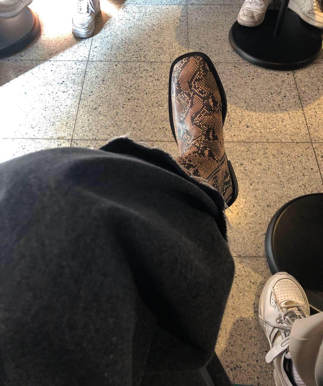 Junyoungさんのインスタグラム写真 - (JunyoungInstagram)「섹시하게 잘빠진 뱀한마리 장착하고 걷기! 🐍 . . . #prada #buckethat #vetements #maisonmargiela #margiela #martinmargiela #maisonmartinmargiela #ootd #outfit #dailylook #lemaire #supreme #balenciaga #베트멍 #메종마르지엘라 #마르지엘라 #마틴마르지엘라 #프라다 #버킷햇 #셀카 #데일리룩 #오오티디 #오버사이즈 #블레이져 #한남동 #이태원 #シュプリーム #お気に入り #カジュアル #コーデ」4月16日 19時48分 - yanggeng88