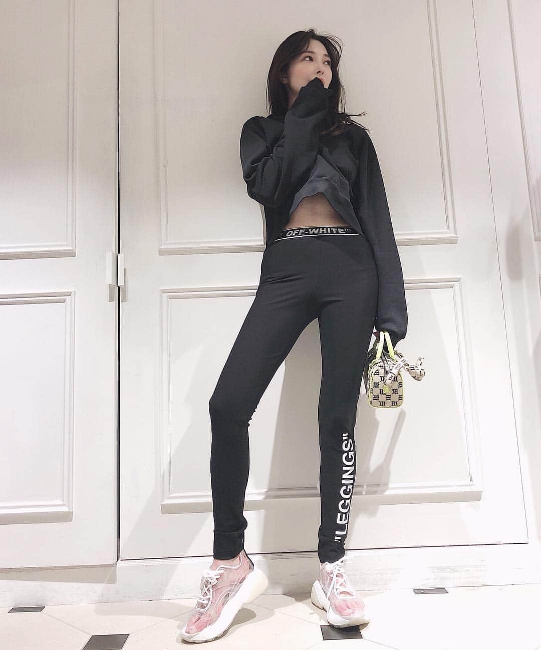 大石絵理のインスタグラム：「shopaholic🤭🖤 #ericloset」