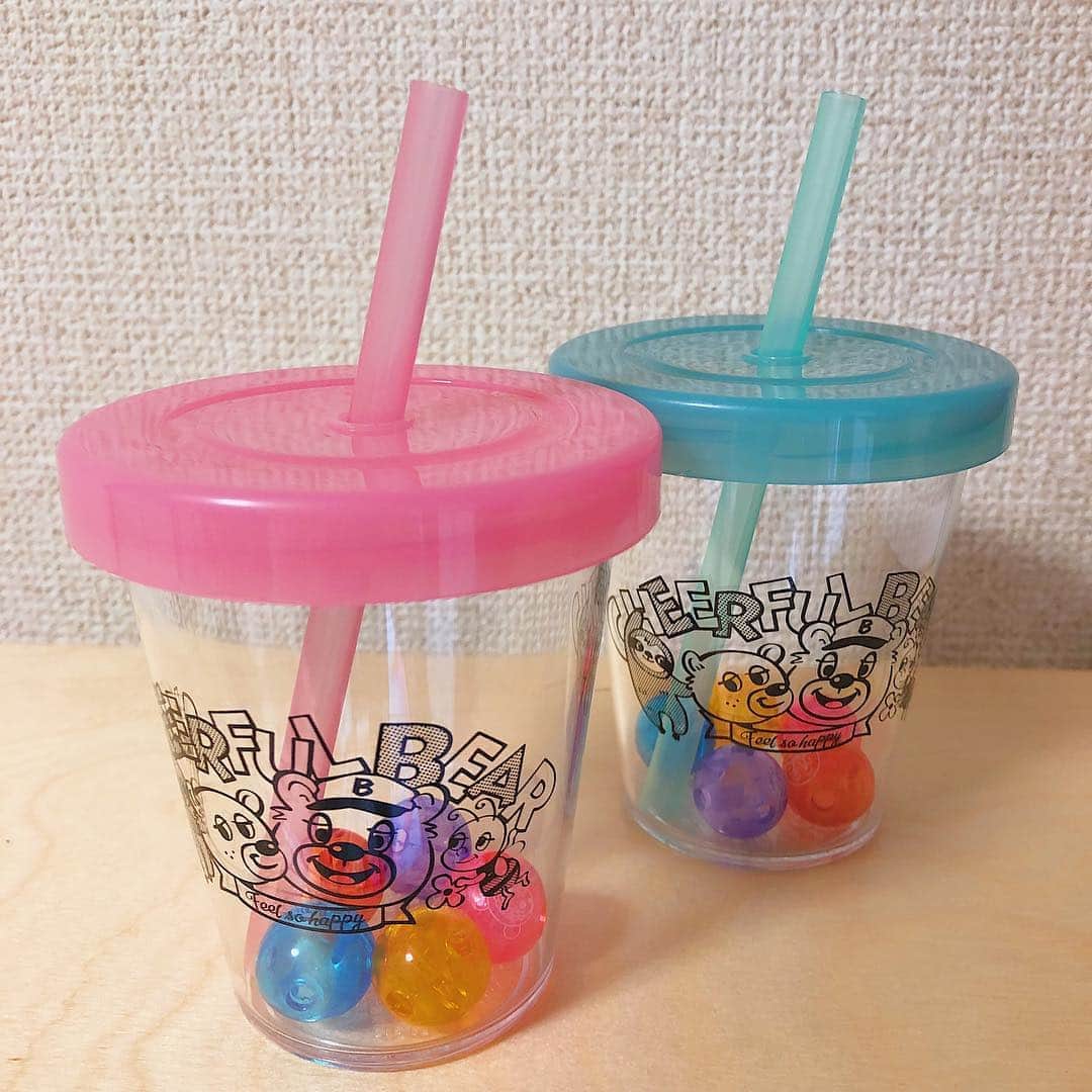 のインスタグラム：「100均のミニタンブラーが可愛くて❤️ままごと用に✨ アンパンマンのガチャポンに入っていたボールを入れて…タピオカドリンク（笑）😁 「おたませ〜(おまたせ〜)たべよっか(タピオカ)‼️」と娘も大喜び😁 アイスを入れてフラペチーノも😁❤️ #岡部玲子 #子育て #主婦 #アラフォーママ #タレント #レポーター #39歳 #2歳娘 #ごっこ遊び #ままごと #タピオカ #フラペチーノ #mama #talent #reporter #mama #toy #100yenshop #japan #japanese #cute #tapioca #anpanman #kawaii #happy #love」