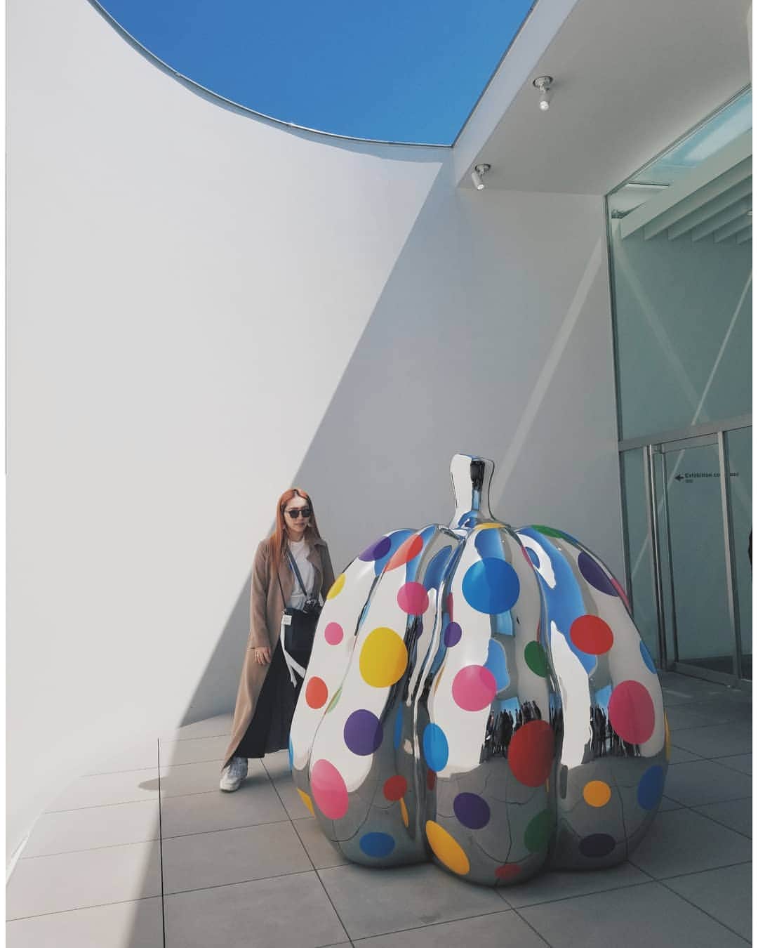 貴愛kwiae Officialのインスタグラム：「﻿ 太陽と空と影とかぼちゃと私。﻿ ﻿ ﻿ ﻿ 春が来たっ。🍃🌸🐝🌸🍃﻿ ﻿ ﻿ ﻿ ﻿ #spring #yayoikusama #草間彌生美術館 #草間彌生 #かぼちゃ」