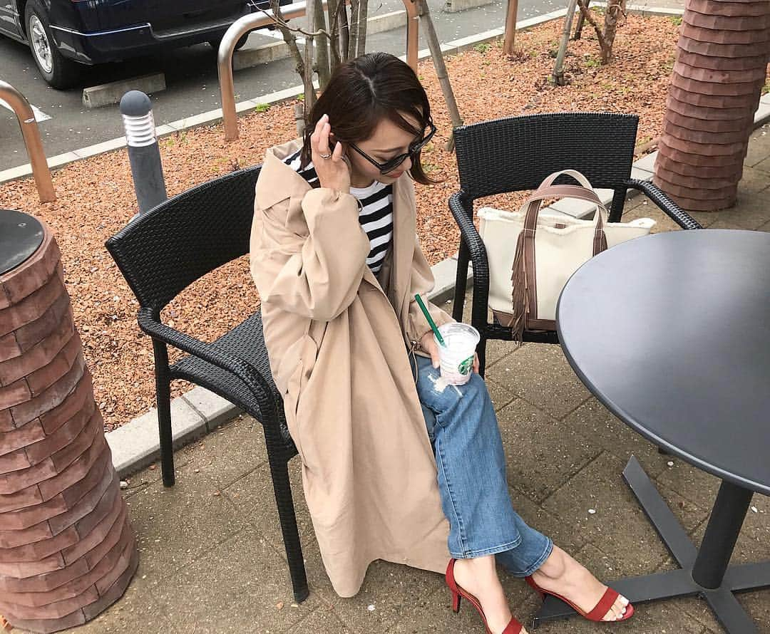 maricoさんのインスタグラム写真 - (maricoInstagram)「#outfit outer… #bonjoursagan tops… #無印良品 pants… #uniqlo  暖かくなってきたけど、夕方など寒くなってきた時に薄手のトレンチがあるととても便利！  @bonjoursagan のトレンチは今年らしい大きめのシルエットなのでゆるっと崩して着ても、きれい目に着ても可愛い❤️ 薄手で軽いので脱ぎ着する今の時期にぴったり。 ・ ・ Bonjour Saganは、月額費980円を支払うとお得な有料会員価格で購入する事ができるショップ。  有料会員でなくても購入可能です！ 通常価格でも十分安いです😎✨ __________ #ボンジュールサガン #トレンチコート#今日の服#プチプラコーデ#ママコーデ#今日のコーデ#春コーデ#ayakobag #fashion#locari#mineby3mootd#ootd」4月16日 19時52分 - marico__0088