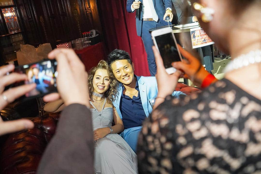 hacocoro weddingさんのインスタグラム写真 - (hacocoro weddingInstagram)「新婦様から新郎様へサプライズ。 ・ 送られた言葉は、 「あなたと出会ってからの 人生の方が圧等的に楽しいです！」 ・  愛溢れる、素敵なパーティでした。 ・ ・ photographer： @ray_yamagucci  #hacocoro #wedding #artdirection#decoration #artdirector#dly#パーティー  #会費制ウエディング#ウエディングフォト #ウエディング #ウエディングプランナー #会場コーディネート #結婚式 #結婚式DIY #結婚式二次会 #装飾 #貸切会場 #貸切パーティー #二次会会場 #プレ花嫁 #おしゃれさんと繋がりたい　#日本中のプレ花嫁さんと繋がりたい」4月16日 19時53分 - hacocoro_wedding