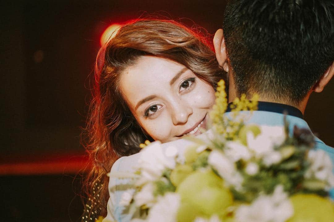 hacocoro weddingさんのインスタグラム写真 - (hacocoro weddingInstagram)「新婦様から新郎様へサプライズ。 ・ 送られた言葉は、 「あなたと出会ってからの 人生の方が圧等的に楽しいです！」 ・  愛溢れる、素敵なパーティでした。 ・ ・ photographer： @ray_yamagucci  #hacocoro #wedding #artdirection#decoration #artdirector#dly#パーティー  #会費制ウエディング#ウエディングフォト #ウエディング #ウエディングプランナー #会場コーディネート #結婚式 #結婚式DIY #結婚式二次会 #装飾 #貸切会場 #貸切パーティー #二次会会場 #プレ花嫁 #おしゃれさんと繋がりたい　#日本中のプレ花嫁さんと繋がりたい」4月16日 19時53分 - hacocoro_wedding