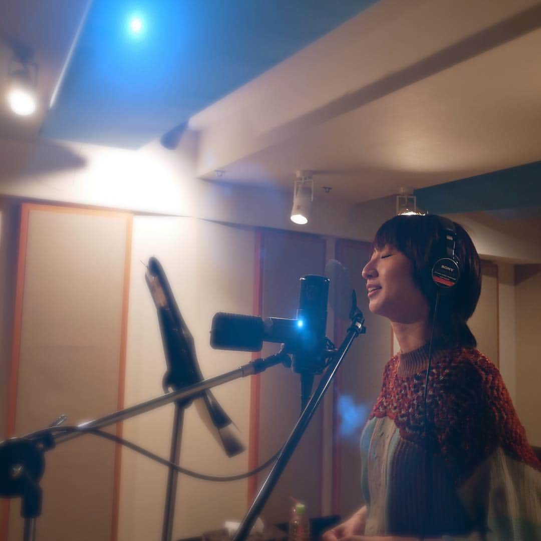 Ms.OOJAさんのインスタグラム写真 - (Ms.OOJAInstagram)「連日のレコーディング 楽しんでます。 . 熟成させた曲が多いからか歌に迷いがない。そして年々自分の歌が好きになってる！ . 夏リリースなので、夏の曲もたくさん！ . 早く届けたい💗 . #msooja #newalbum #夏リリース #recording」4月16日 19時57分 - msoojafaith