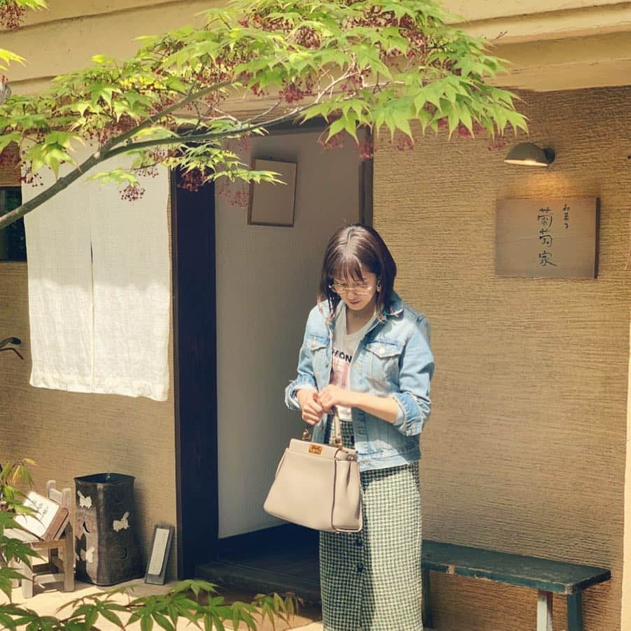 松木里菜さんのインスタグラム写真 - (松木里菜Instagram)「.｡･*. . 引っ越しでバタバタだった毎日もようやく落ち着き始めました(*´-`) . . 幼稚園の1日保育がスタートし、小学生組は6時間授業‼︎✨ 旦那さんもオフだし天神に行こうかなって思ったけど… 車に乗って 天気良くって 予定変更‼︎ うきはへ行ってきました♪  私とっても大好きな場所で何度も来ているのですが 旦那さんお初✨  田舎が大好きな旦那さん、行くまでの風景にもお店の雰囲気にも大満足してくれました(*´-`) . . ゆったりとしたオフが過ごせて これは大正解だったね♪  #ぶどうのたね #たねの隣り#体に優しいランチ #ボリューム満点❣️ #和菓子葡萄屋#豆たん  #zelkovacoffee  #福岡県 #うきは市 #素敵なところ」4月16日 20時08分 - rinamatsuki613