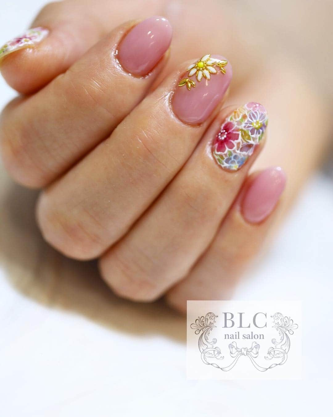 田辺さおりさんのインスタグラム写真 - (田辺さおりInstagram)「@blcforcorde  #ラインフィルム “nurie” #BLCnail#blcnailsalon#nail#gelnail#manicure #instanails#nailart#美甲#指甲#네일#ジェルネイル#ネイル#ネイルデザイン#田辺さおり#新潟市ネイルサロン#manicure #blcforcorde  #春ネイル#フラワーネイル」4月16日 20時08分 - blcnailsalon_saoritanabe