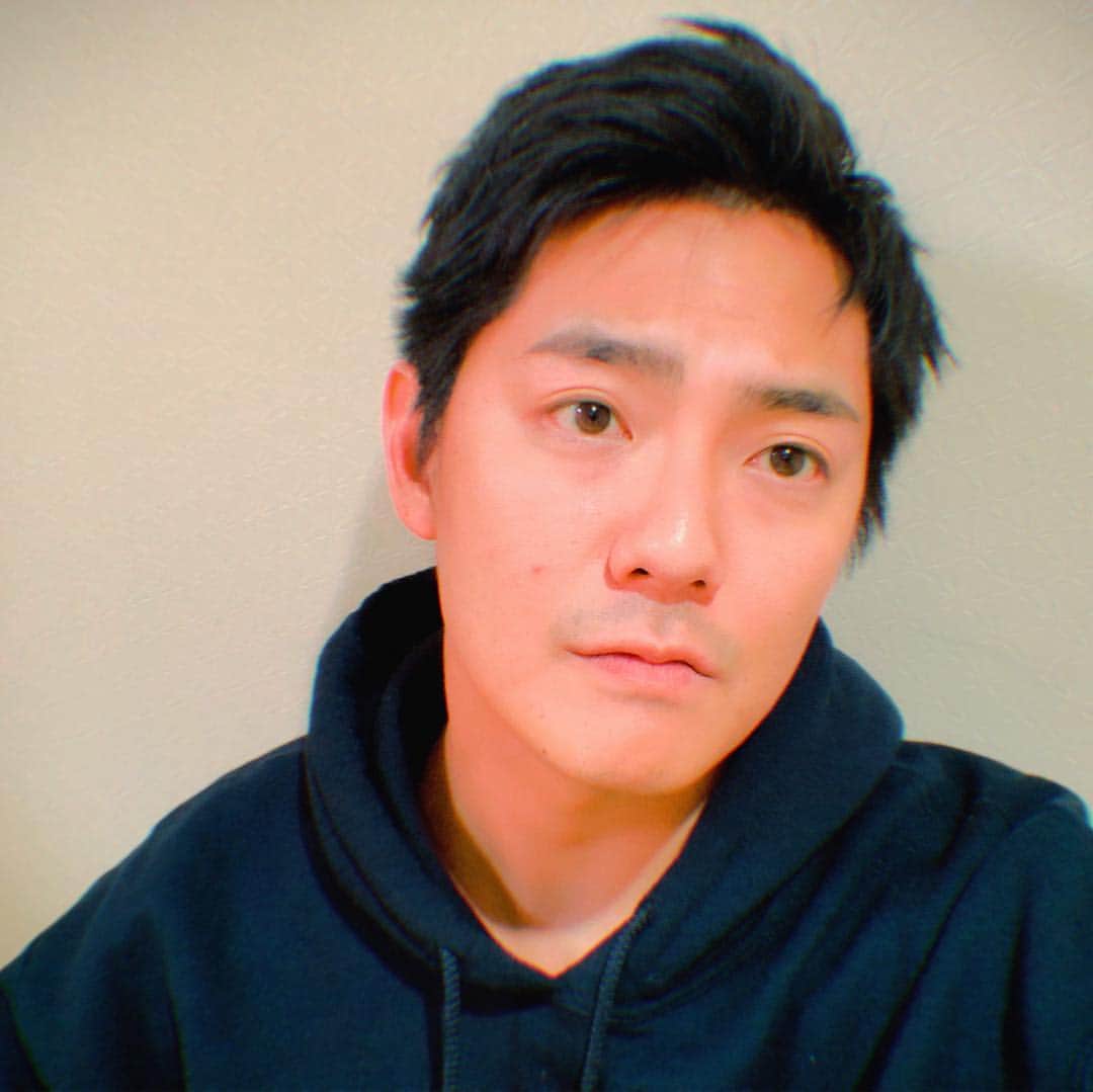 長田成哉のインスタグラム：「仕事が始まる前にだいたい発症する同じ位置の吹き出物、なんとかなりません？笑 だいぶあがり症なのメンタルで抑え込めるようになってきたのに、皮膚に出るなよ。笑」