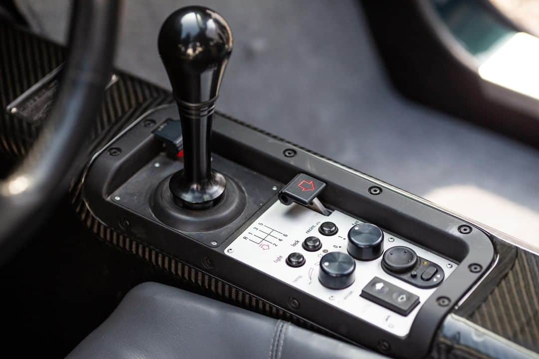 McLaren Automotiveさんのインスタグラム写真 - (McLaren AutomotiveInstagram)「On the switch panel in the #McLarenF1, beside the driver’s right hand, a flick-up trigger shield exposes the neat red starter button beneath. Press that button – and 6.1-litres of V12 fires into life behind your shoulders. #UltimateMonth」4月16日 20時02分 - mclarenauto