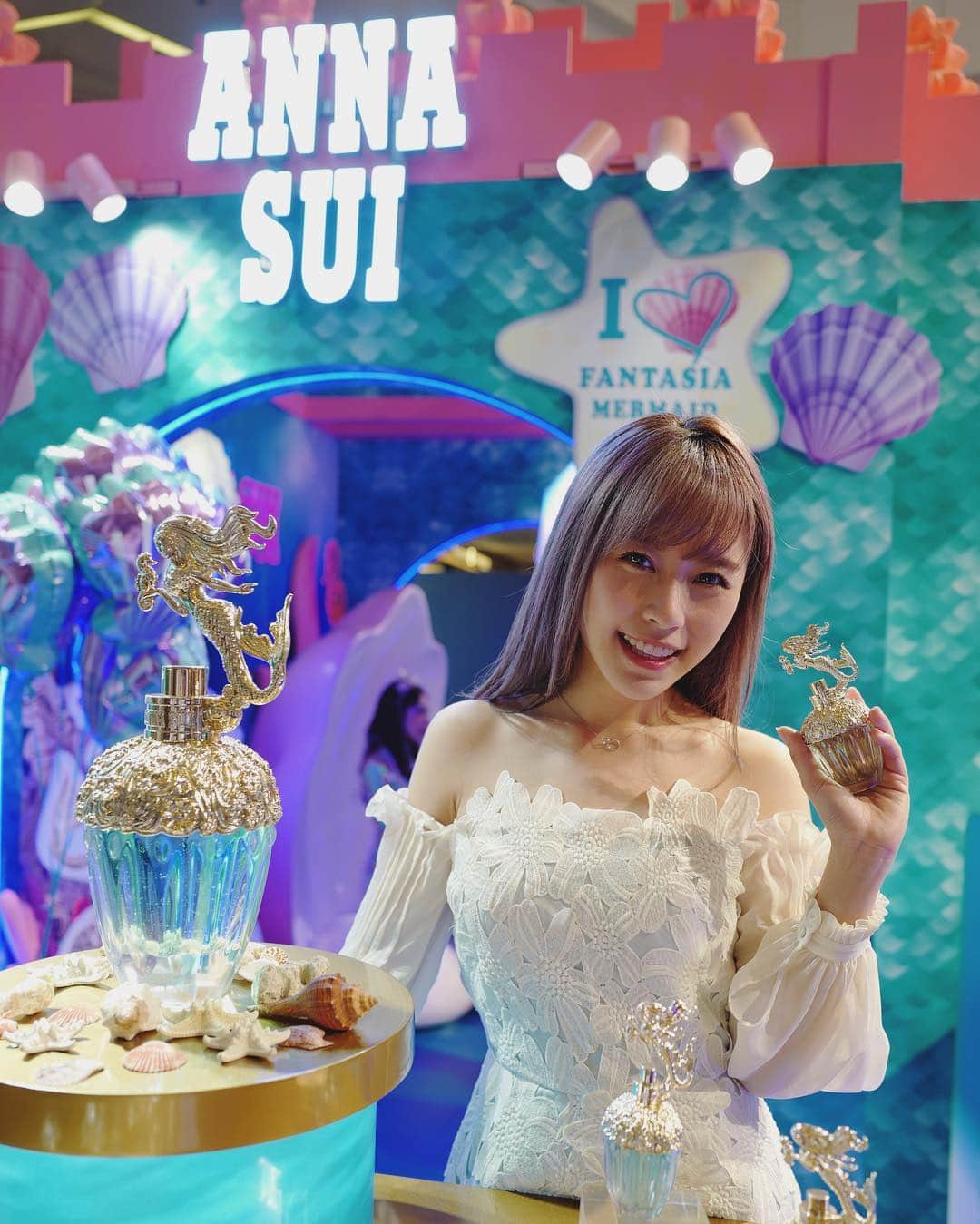 Miss Hunnyのインスタグラム：「置身這個環境， 新的香水頓時變了我的咪高峰🎤 Under the sea～ Under the sea～ Darling it's better Down where it's wetter Take it from me🧜🏻‍♀️ #annasuihk  #annasuifragrance  #annasuimermaid #fantasiamermaid  #popupstore」