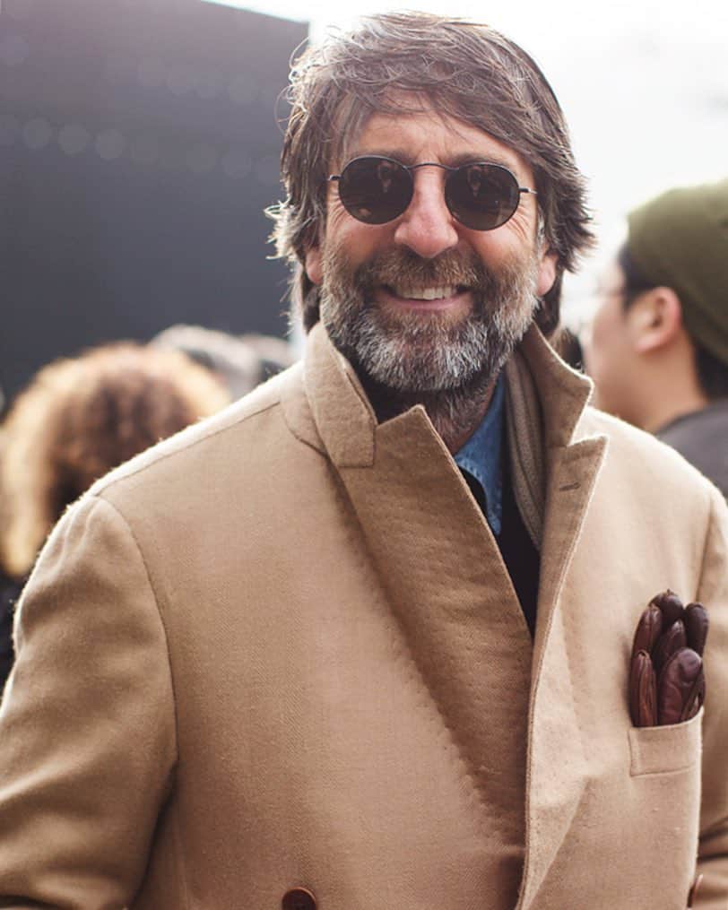 スコット・シューマンのインスタグラム：「For anyone that loves tailoring this picture is as much about the pick-stitches on the underside of Andrea’s coat lapel as it is about the tailor wearing the coat! Nice work my friend @sartoriaripense」