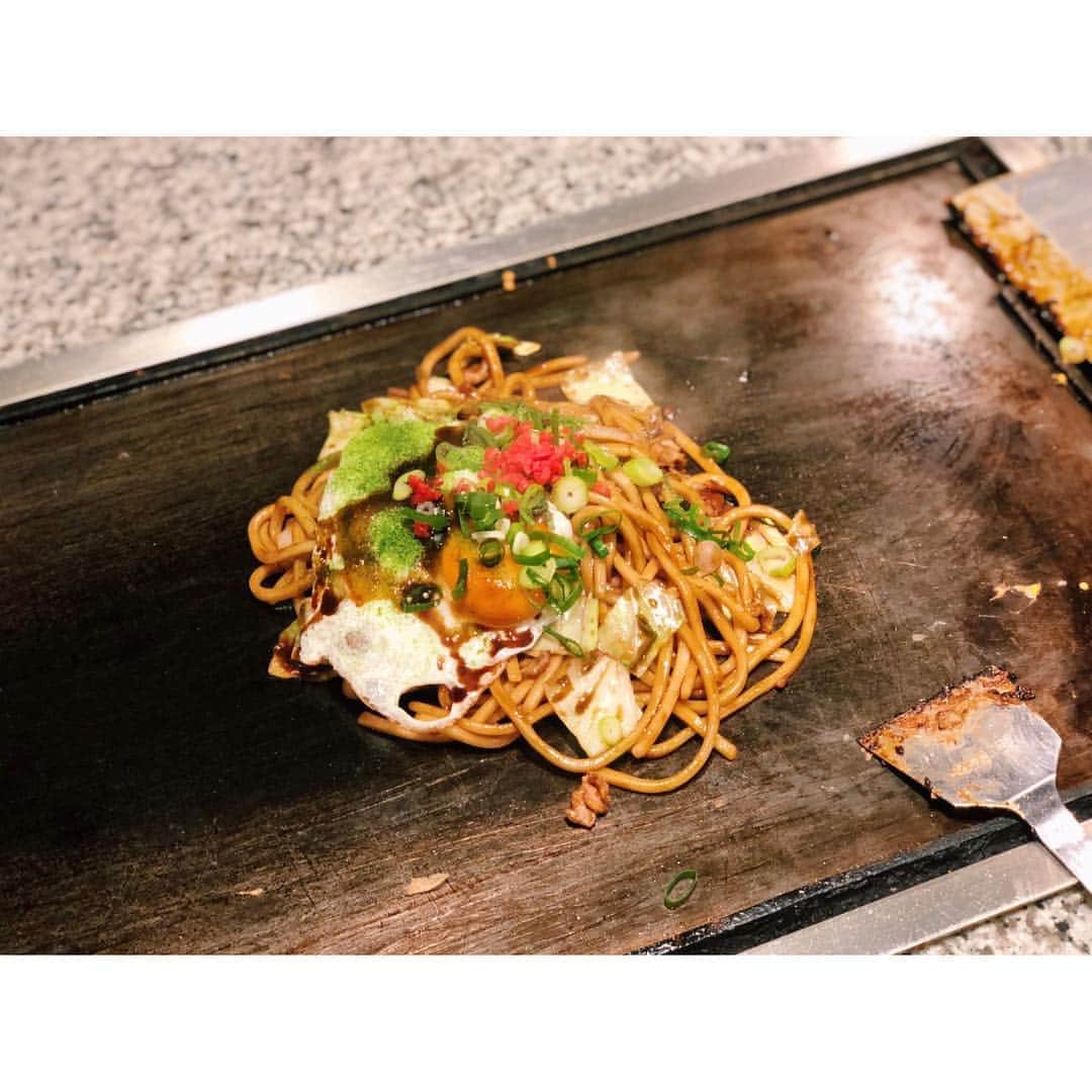 的場絢香さんのインスタグラム写真 - (的場絢香Instagram)「#20190404﻿ ﻿ 関西旅2日目は、﻿ 粉もん食べに大阪へ🐙❤︎﻿ ﻿ お昼からたこ焼きとビール、最高🍺﻿ (三角公園で食べるたこ焼きって﻿ なんであんな美味しいの〜。)﻿ ﻿ マジマフルーツのいちごサワー飲んで、﻿ 行きたかった美津の！お好み焼きー！﻿ 山芋100%の山芋焼き、ふわっふわ。﻿ 美津の焼きも、焼きそばも、﻿ HARBSのミルクレープも♩ 美味しかった〜。食い倒れてきた。﻿ ﻿ ___________________________________ #マトバ旅 #大阪 #旅行 #食い倒れ #たこ焼き #甲賀流 #わなか #マジマフルーツ #いちごサワー  #お好み焼き #美津の #HARBS #ミルクレープ #まんぷくまる #🤤 #マトバの食紀行」4月16日 20時09分 - ayaka_matoba