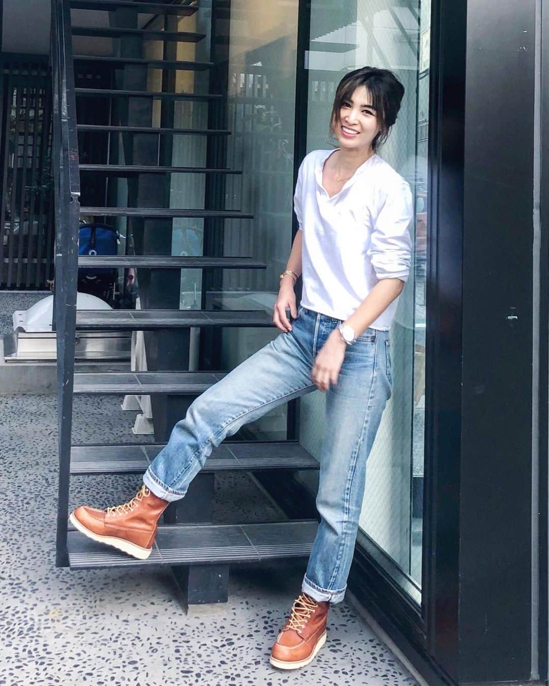 のインスタグラム：「#ootd 白のヘンリーネックにデニムにレッドウィング🥾シンプルだけどこのスタイルが1番好きだ!!! #outfit #fashion #style #mensfashion #tshirt #denim #vintage #redwing #redwingheritage #irishsetter #boots #☀️ #spring #simple #casual #ericore」