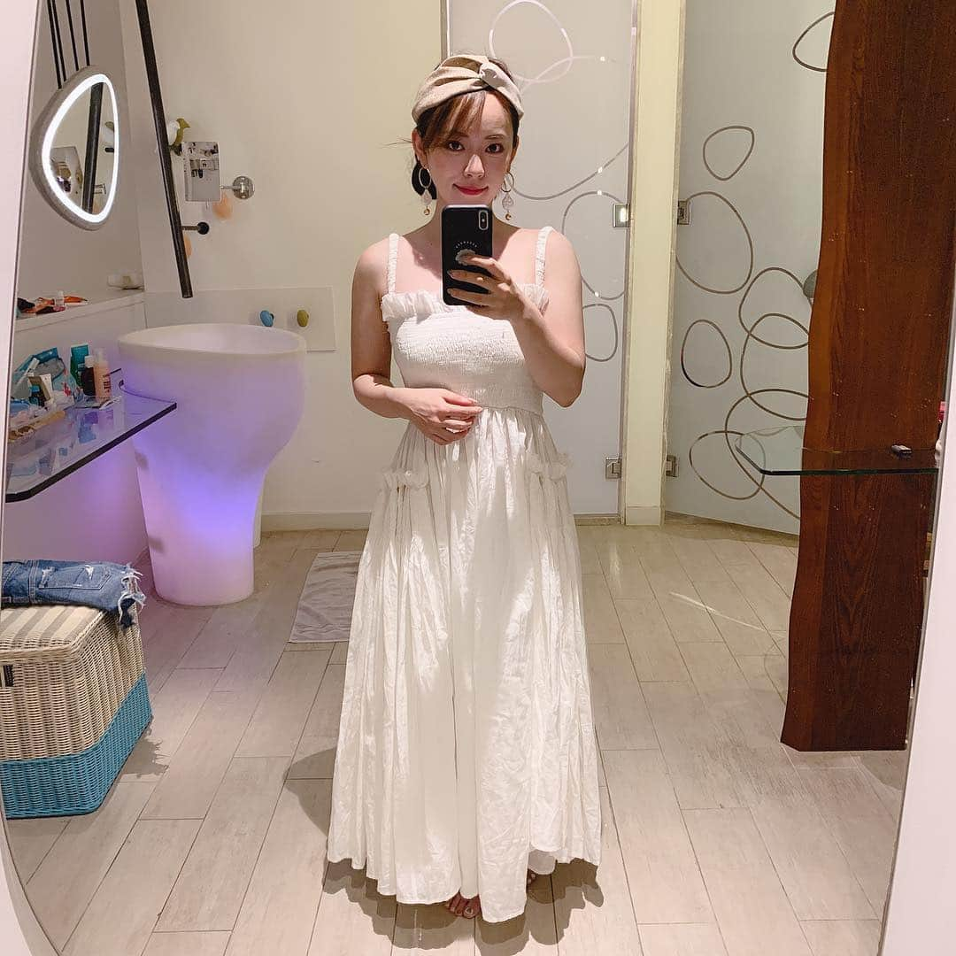 関根理紗さんのインスタグラム写真 - (関根理紗Instagram)「白のワンピース好き👗 背中のデザインが変わってるのと私がきてもフラットな靴はける長さで助かる！ 水着買った所と同じお店ので今回の旅のお気に入りワンピースのひとつ！  躍動感のでるワンピースだよ👍🌍 #maldives #luxsouthariatoll #fromjapan #リゾートコーデ」4月16日 20時11分 - sekine.risa