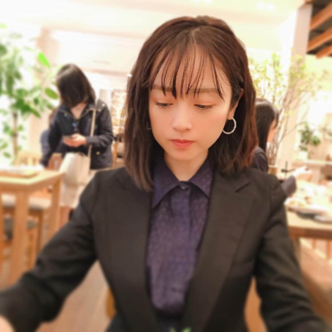 安達祐実さんのインスタグラム写真 - (安達祐実Instagram)「💙🖤💙 大人になると ジャケット着る機会が 意外と多いって 最近きづいてる」4月16日 20時13分 - _yumi_adachi