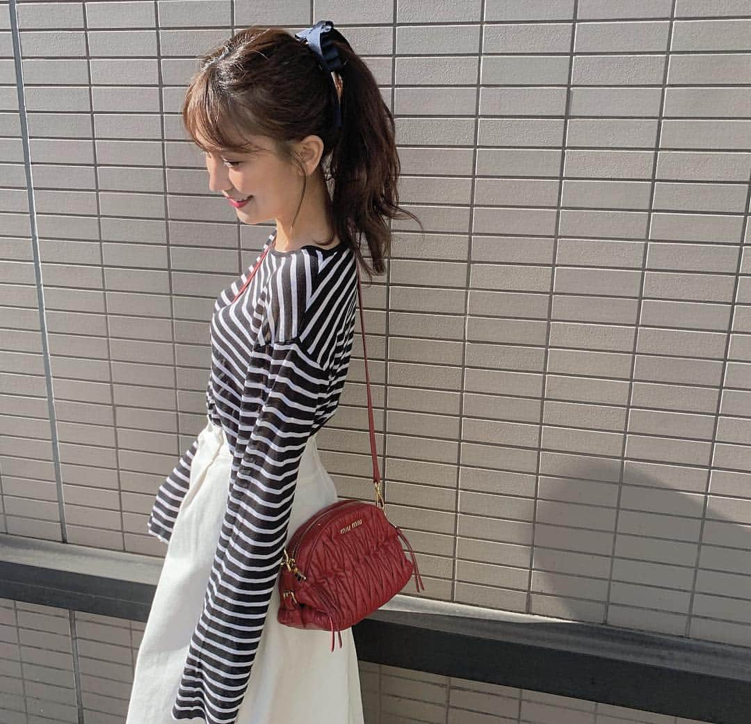 小嶋真子さんのインスタグラム写真 - (小嶋真子Instagram)「. 私服投稿増量キャンペーン順調🥰!笑 今日もポカポカ陽気でしたね〜♡ . GUのデニムスカートでマリンコーデに...⚓️☀︎ このスカート2色買いしました(￣ー￣)💐ふふん 全身写真と詳細はブログにupしますね🗝❤︎ . こないだのデートコーデの投稿の保存数が物凄くて!!! お揃いしますの報告も嬉しいです♡ 着たらぜひ私にもタグ付けて投稿してください🧚🏻‍♀️! いいねしに行きます🥺💓」4月16日 20時13分 - makochan_2525