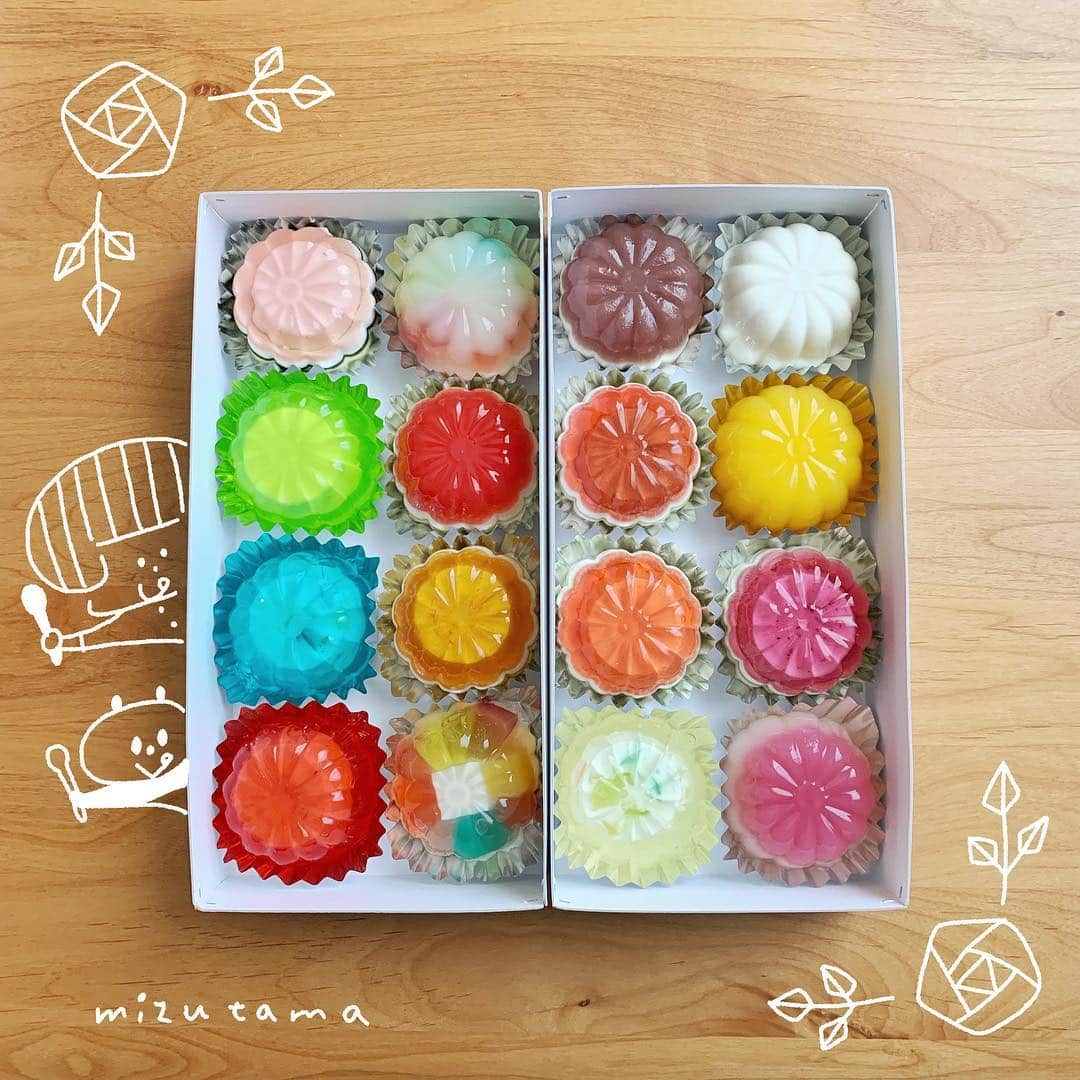 mizutamaさんのインスタグラム写真 - (mizutamaInstagram)「しあわせゼリー😋✨﻿ ﻿ 箱を開けた瞬間、﻿ 満面の笑みがあふれるゼリー✨﻿ そして、これまた本当に﻿ おいしいゼリーなのですー✨﻿ ﻿ 手間がかかっているだろなと﻿ 断面を見て感動✨﻿ うっとり♡﻿ ﻿ ﻿ ﻿ #ゼリーのイエ #ゼリー﻿ #いわき市 #福島 ﻿ ﻿ ﻿ 食いしん坊仲間へ(笑)﻿ 半分おすそわけしたよ(๑¯◡¯๑)﻿ 喜んでくれたよー👍」4月16日 20時25分 - mizutamahanco