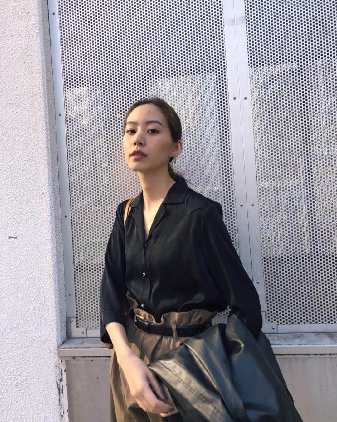 Shiho Sasakiのインスタグラム：「あったかくなってやっと着れた✌️ ウエスタンヨーク切替えがとっても可愛いシャツ🐴 素材もテロっと軽くて、春にぴったりです✨ コーデの詳細はブログに更新したのでストーリーからチェックしてみてください✅ #MOUSSY#MOUSSYSNAP」