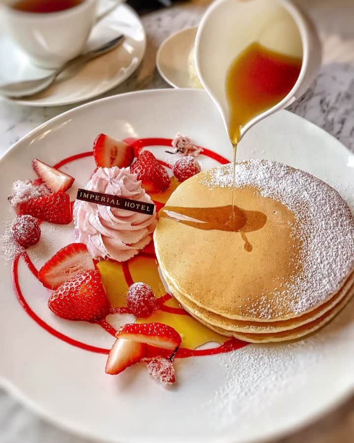 のインスタグラム：「🍽 帝国ホテル『桜と苺のパンケーキ』 軽い口当たりの桜クリームと 甘酸っぱいベリーソースに フレッシュないちごを散りばめた 春爛漫のプレート🌸 ・ よろしければ まず何もつけずシンプルに 召し上がってみてください❁ 素材にこだわり 生地の出来にもこだわった インペリアルパンケーキには シェフのやさしさが伝わってきます☺️ 普段パンケーキをあまり口にされない方にも 食べてみようかな という きっかけのひとつになれば幸いです𓇬𓂂𐬹 . ・ 桜舞い散る季節を彩ったスイーツで 平成最期のお花見をお楽しみください𓇠𓇢𓇡✿✿ ・ 世界でいちばんおすすめの パンケーキです♡ ‥‥‥‥‥‥‥‥‥‥‥‥‥‥‥‥‥‥‥‥‥‥‥‥‥‥‥‥‥‥‥‥‥‥#gatheringslikethese#onthetable#onthetableproject#foodandflatlay#pancake#buffet#foodstyling#beautifulcuisines#livethelittlethings#foodstyling#osakalunch#osakasweets#afternoontea#imperialhotel#ストロベリースイーツ#桜と苺のパンケーキ#インペリアルパンケーキ#パフェ部#パンケーキ#スイーツ部#パンケーキ部#ケーキ部#大阪グルメ#大阪ランチ#大阪スイーツ#ホテルアフタヌーンティー#アフタヌーンティー#ホテルランチ#ホテルビュッフェ#帝国ホテル大阪」