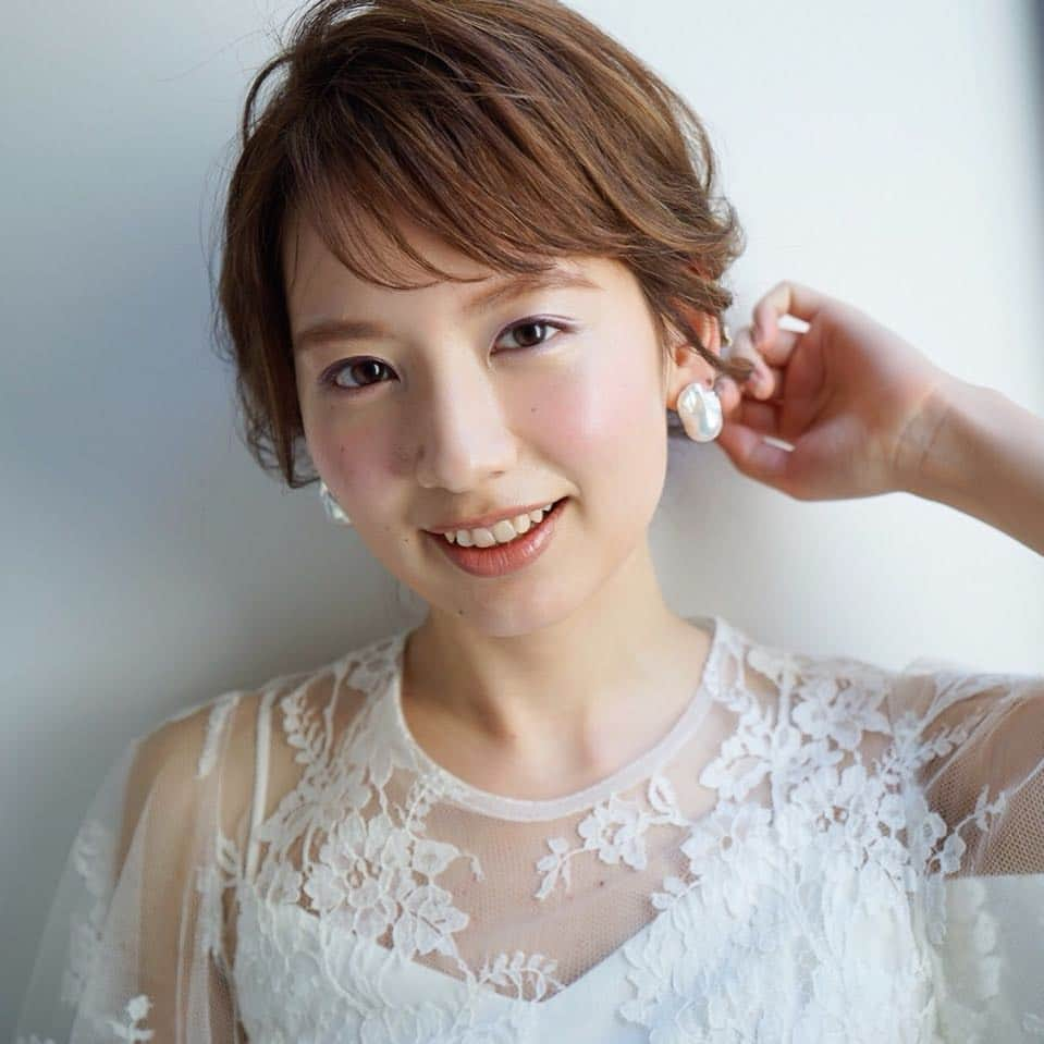 yuudaiさんのインスタグラム写真 - (yuudaiInstagram)「@yuudai.bridal  ドレスの👗質感とヘアメイクの💄質感の調和って大切だなって思います☺️✨ ＊ ＊ 大人っぽさやナチュラルさをどこまでの濃度で入れていくのか。 可愛さをどこまでなのか。 濃度調節って大切️💕✨ ＊ ＊ それを考えるのも楽しい🌸☺️ ＊ ＊ ヘアメイク💄✨ドレス👗アクセサリー️💕 ＊ ＊ #上品#大人#おしゃれ#センシュアル#大人婚#結婚式#メイクアップアーティスト#ブライダル#ヘアアレンジ#ヘアアクセ#ベッドアクセ#花嫁#写真#ヘアメイク#ヘアスタイル#出張ヘアメイク#写真を撮るのが好きな人とつながりた#写真好きな人と繋がりたい#wedding#bridal#結婚式準備#fasion#love#hairstyles#hairarrange#photo#weddinghair#instapic#photography」4月16日 20時22分 - maison.de.rire